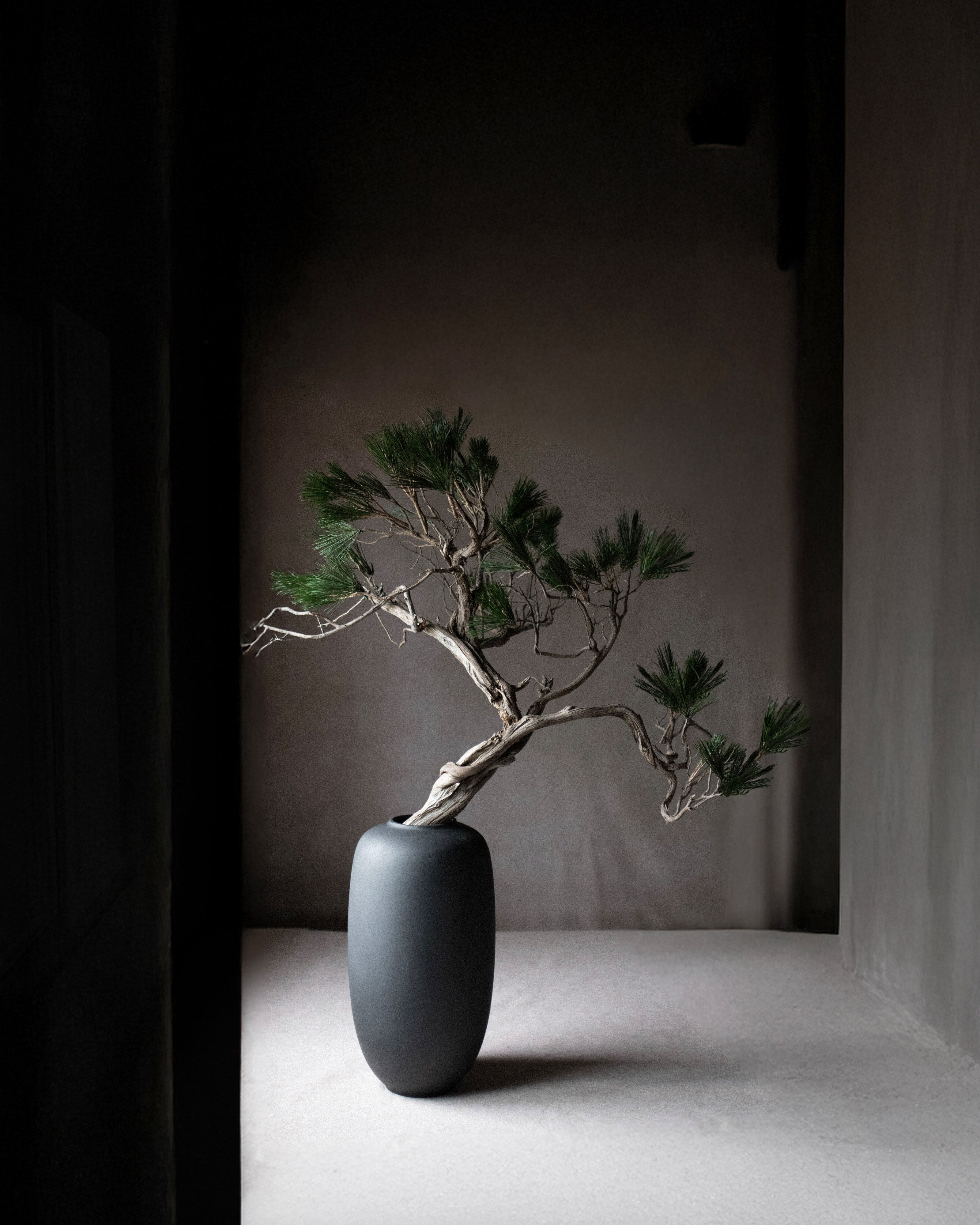 101-copenhagen-sunao-slim-big-bodenvase-schwarz-keramik image 4