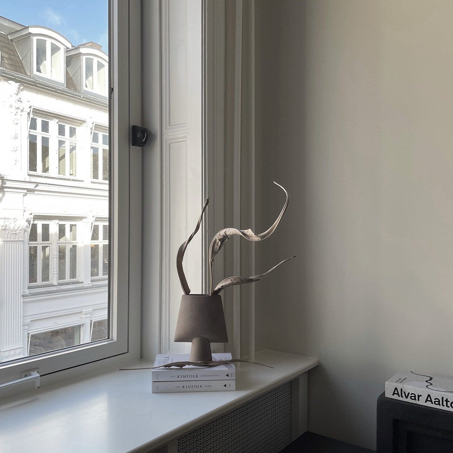 101-copenhagen-sphere-square-mini-vase-taupe-keramik image 4