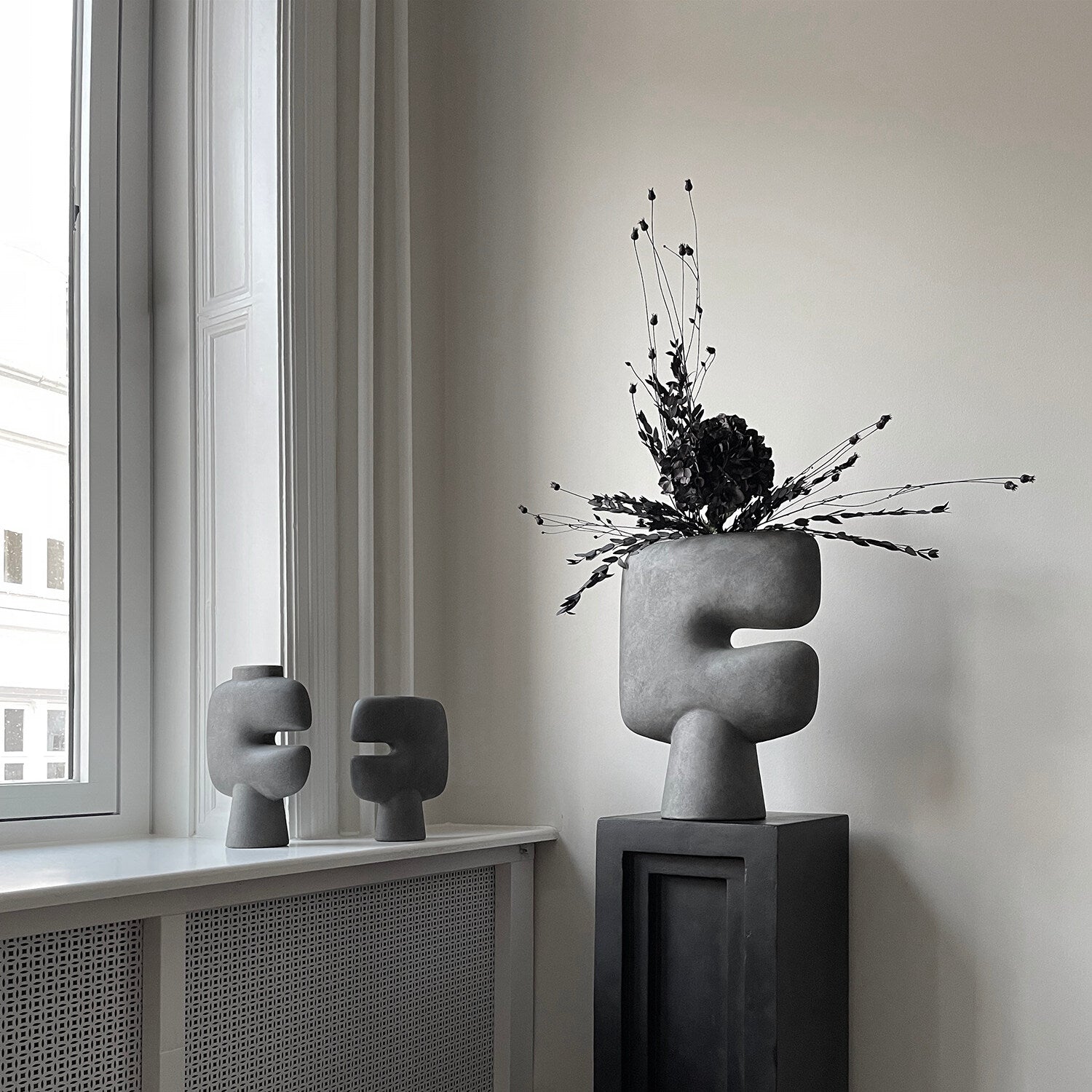101-copenhagen-tribal-vase-medio-dark-grey-keramik image 6