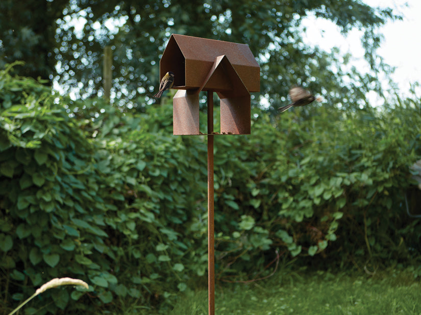 frederik-roij-size-matters-vogelfutterhaus-cortenstahl-mit-stange image 4