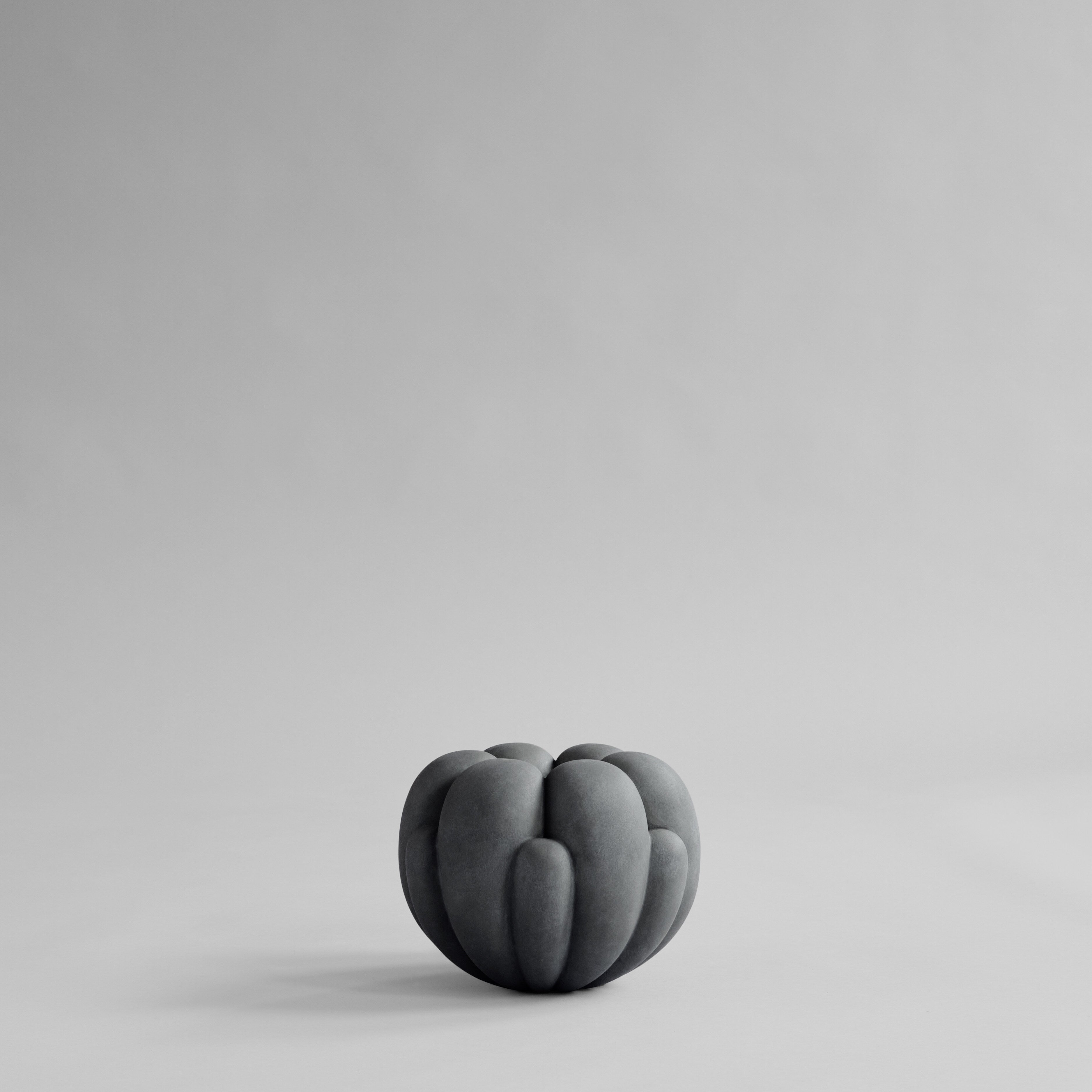 101-copenhagen-bloom-vase-petit-vase-dark-grey-keramik image 1
