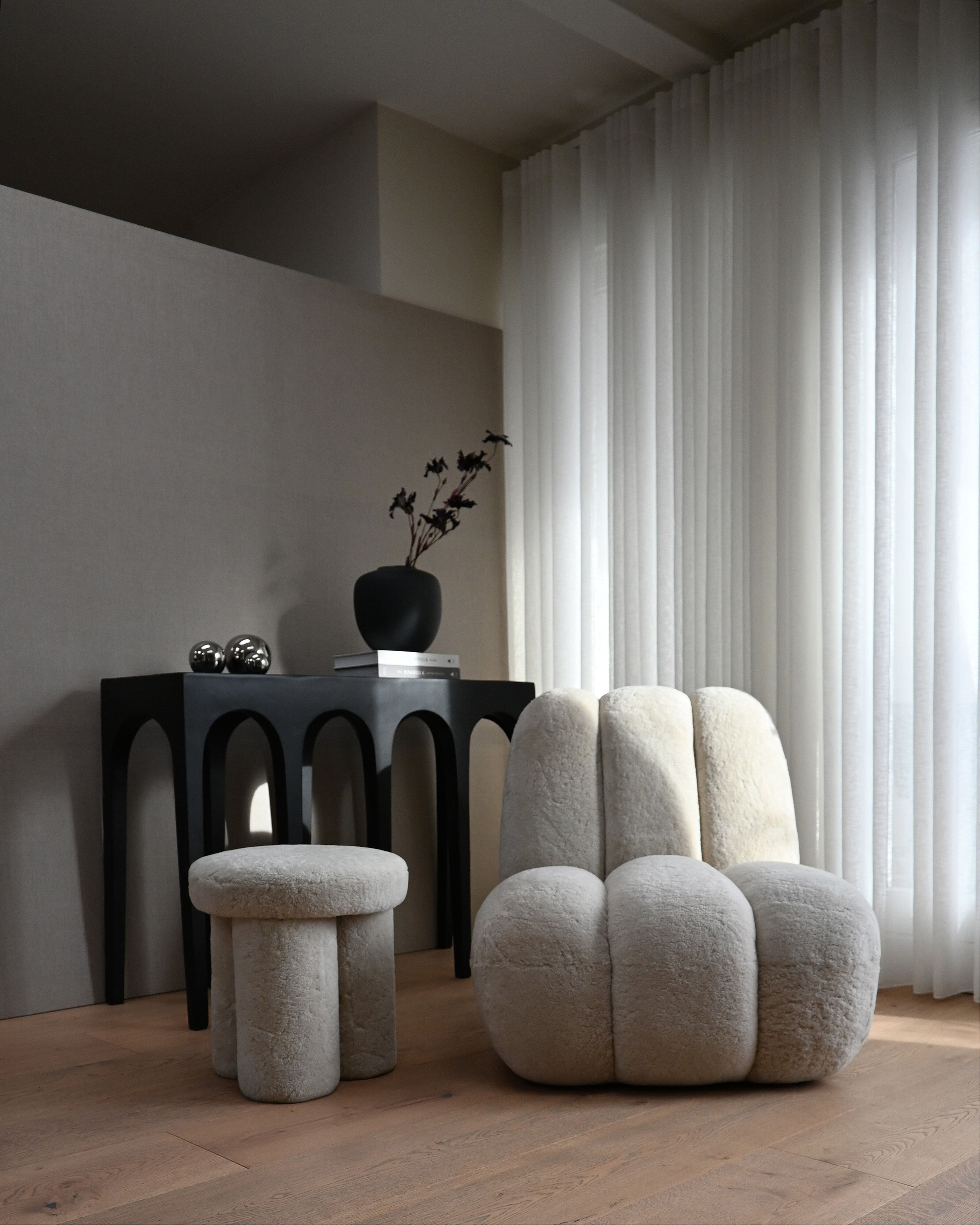 101-copenhagen-big-foot-hocker-schaffell-sandshell image 3
