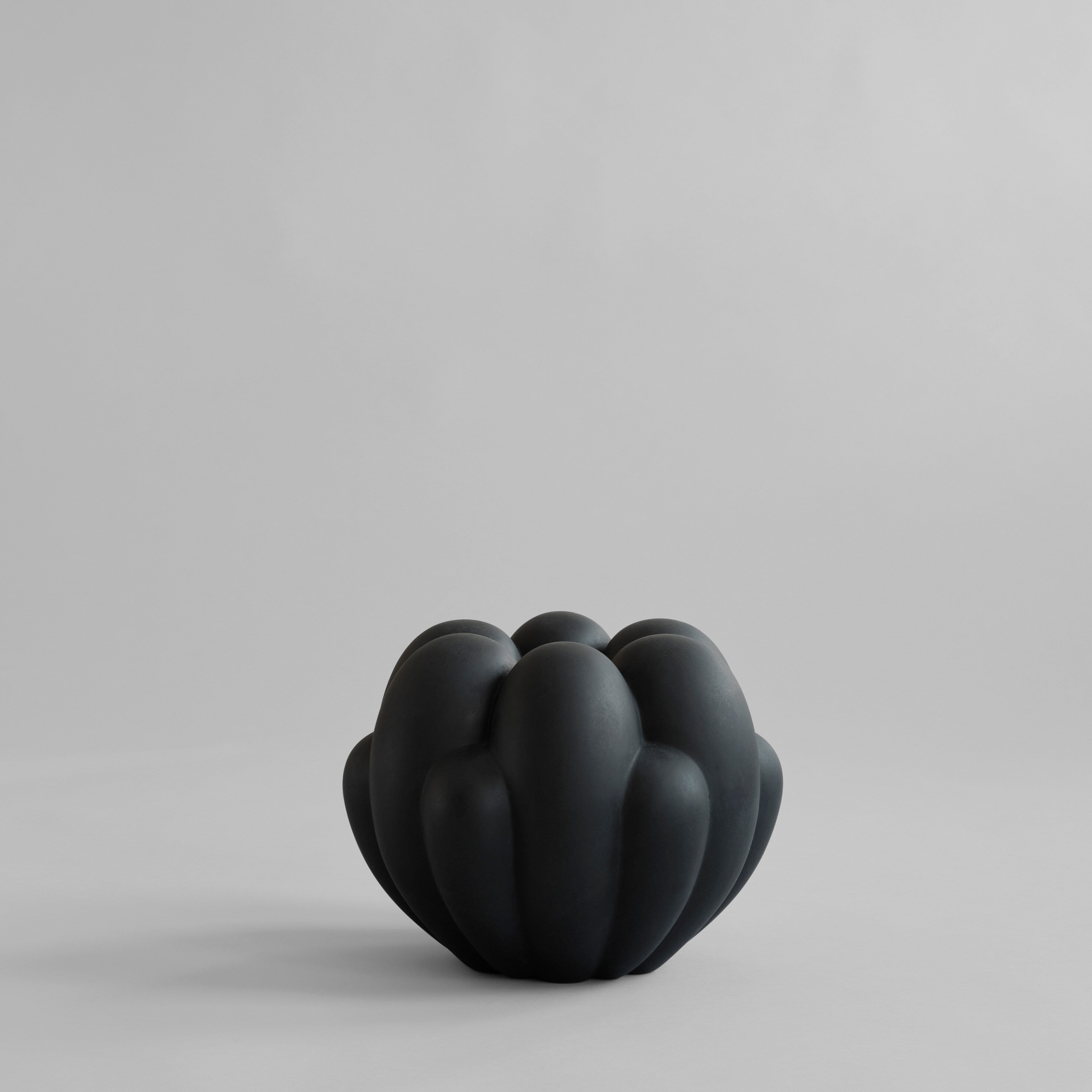 101-copenhagen-bloom-vase-mini-blumenvase-schwarz-keramik image 1