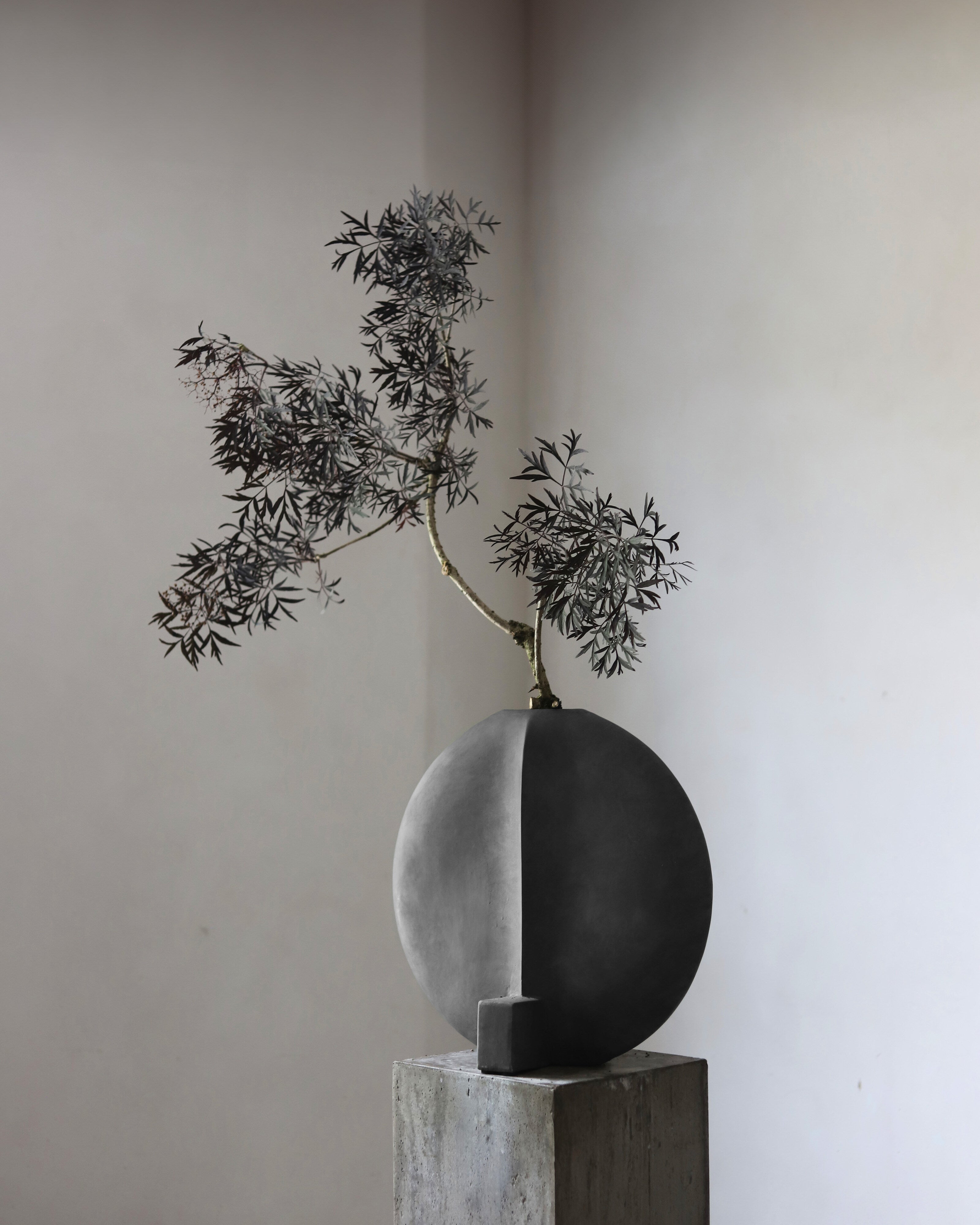 101-copenhagen-guggenheim-vase-big-dark-grey image 2