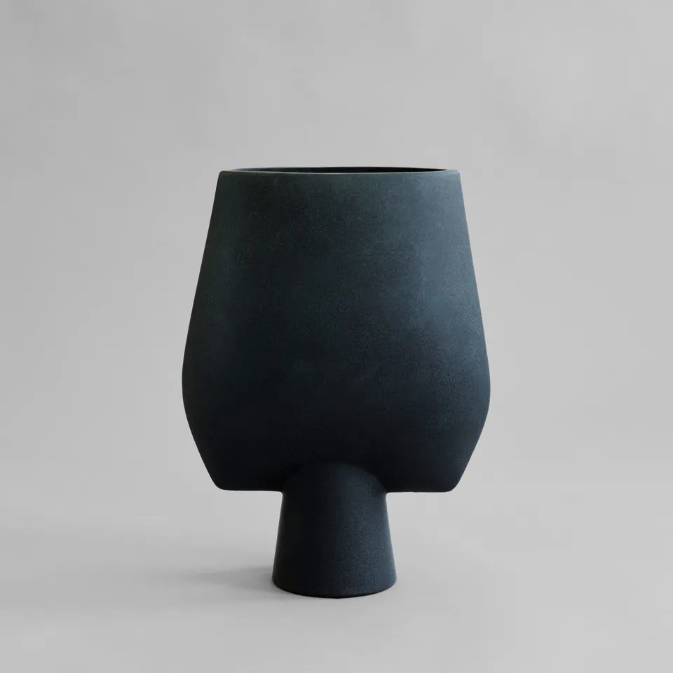 101-copenhagen-sphere-vase-square-big-schwarz-keramik-43cm image 1