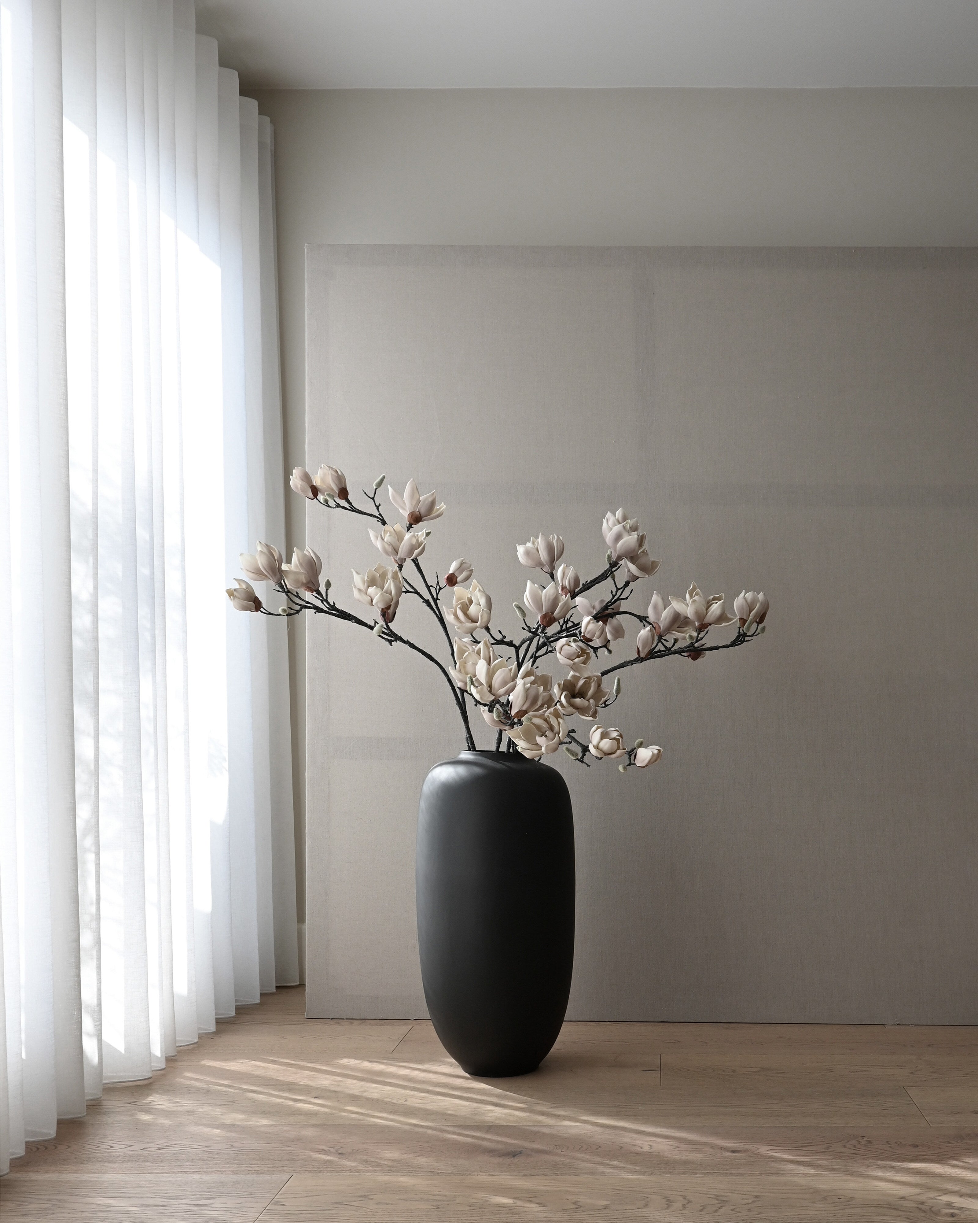 101-copenhagen-sunao-slim-hexa-vase-schwarz-keramik-matt image 6