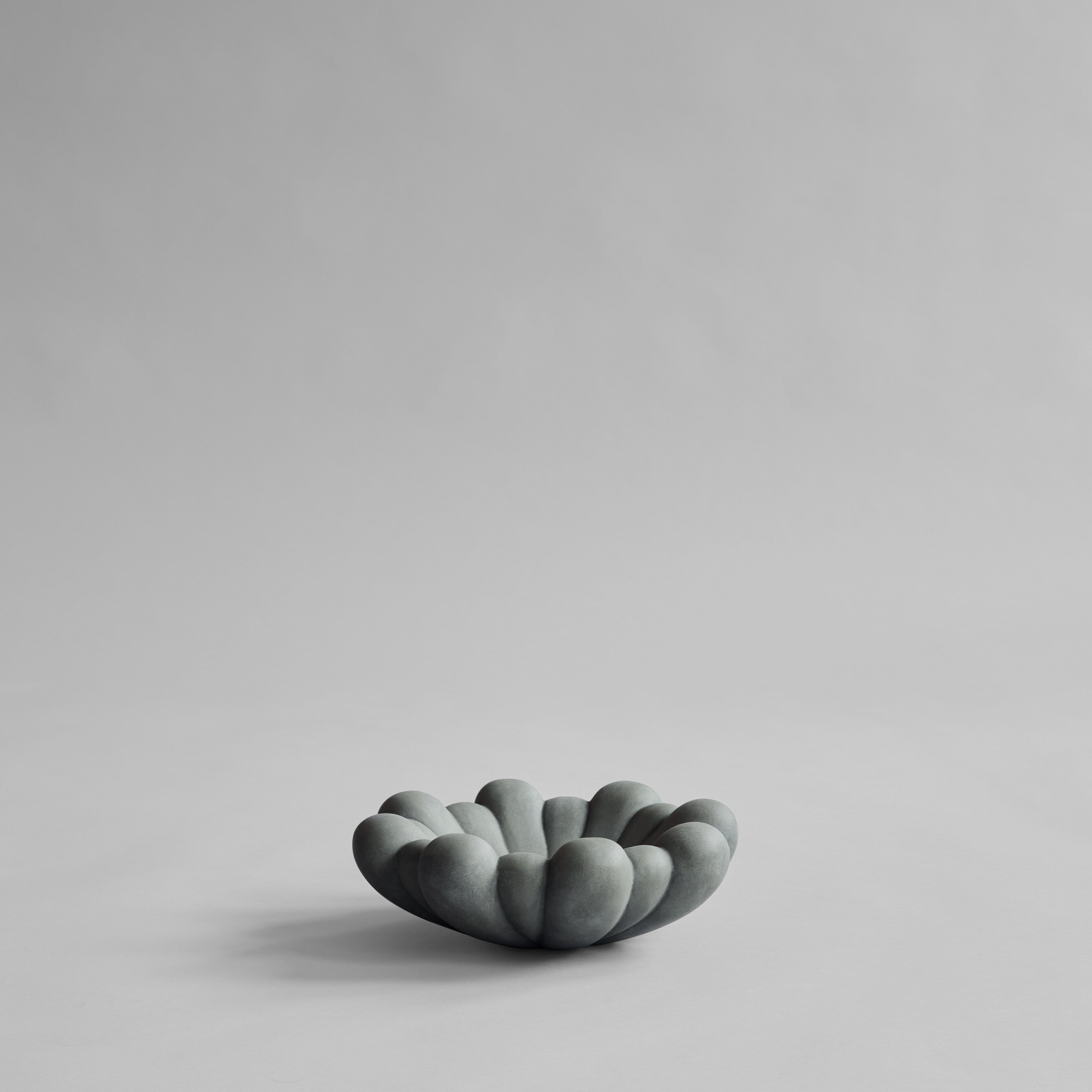 101-copenhagen-bloom-tray-medio-schale-dunkelgrau-keramik image 1
