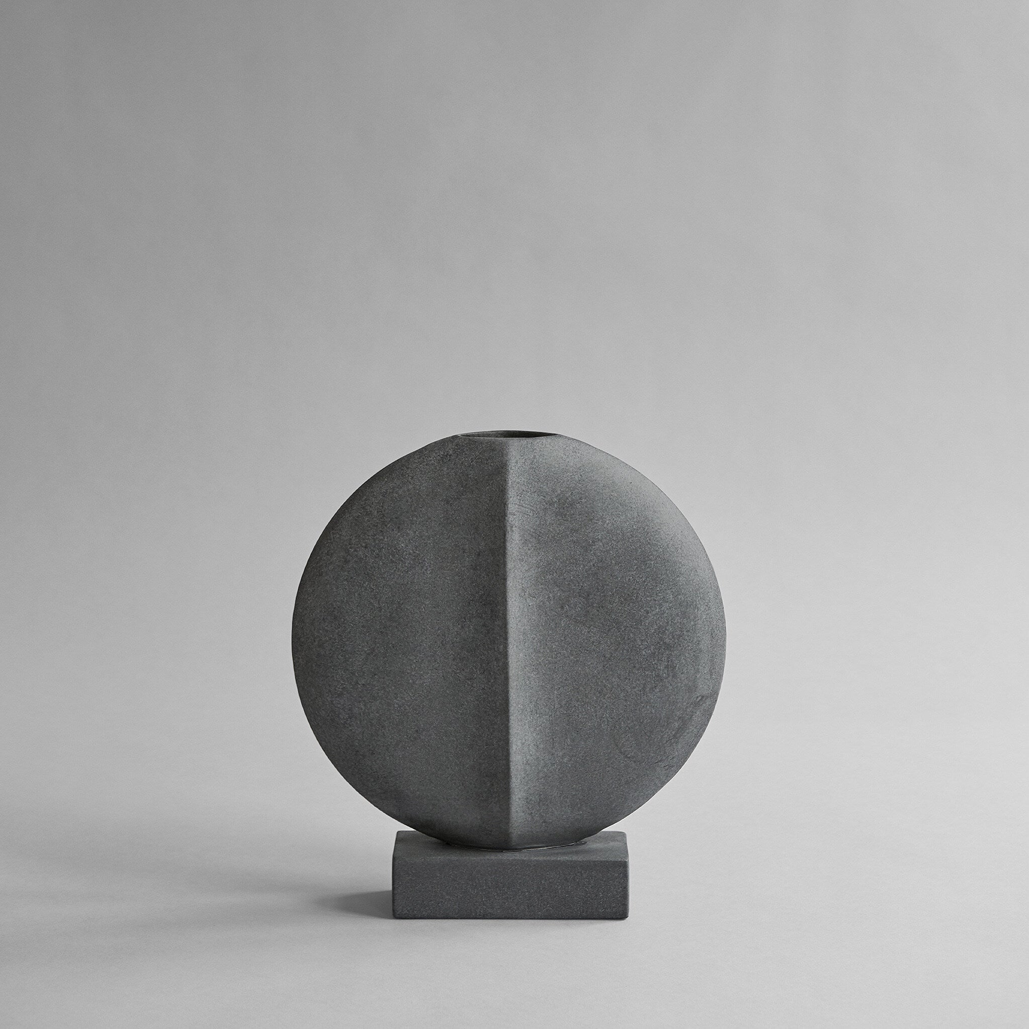 101-copenhagen-guggenheim-vase-mini-dark-grey-keramik image 1