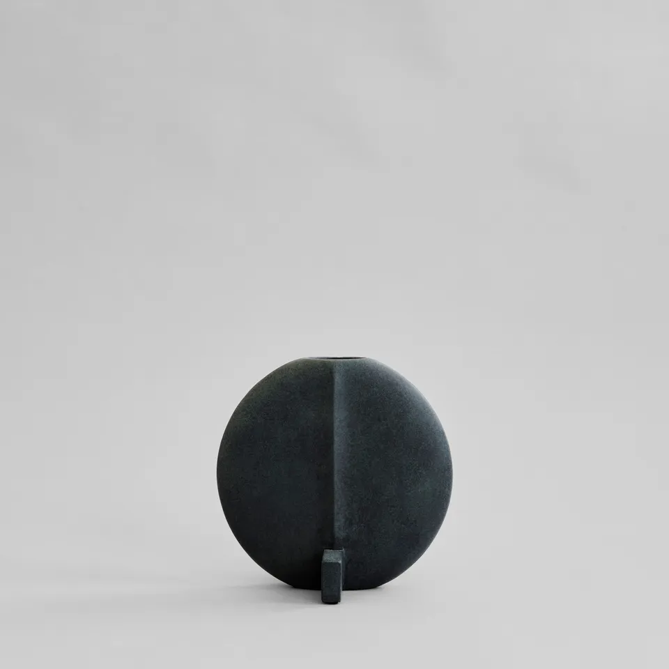 101-copenhagen-guggenheim-vase-petit-schwarze-keramikvase image 1