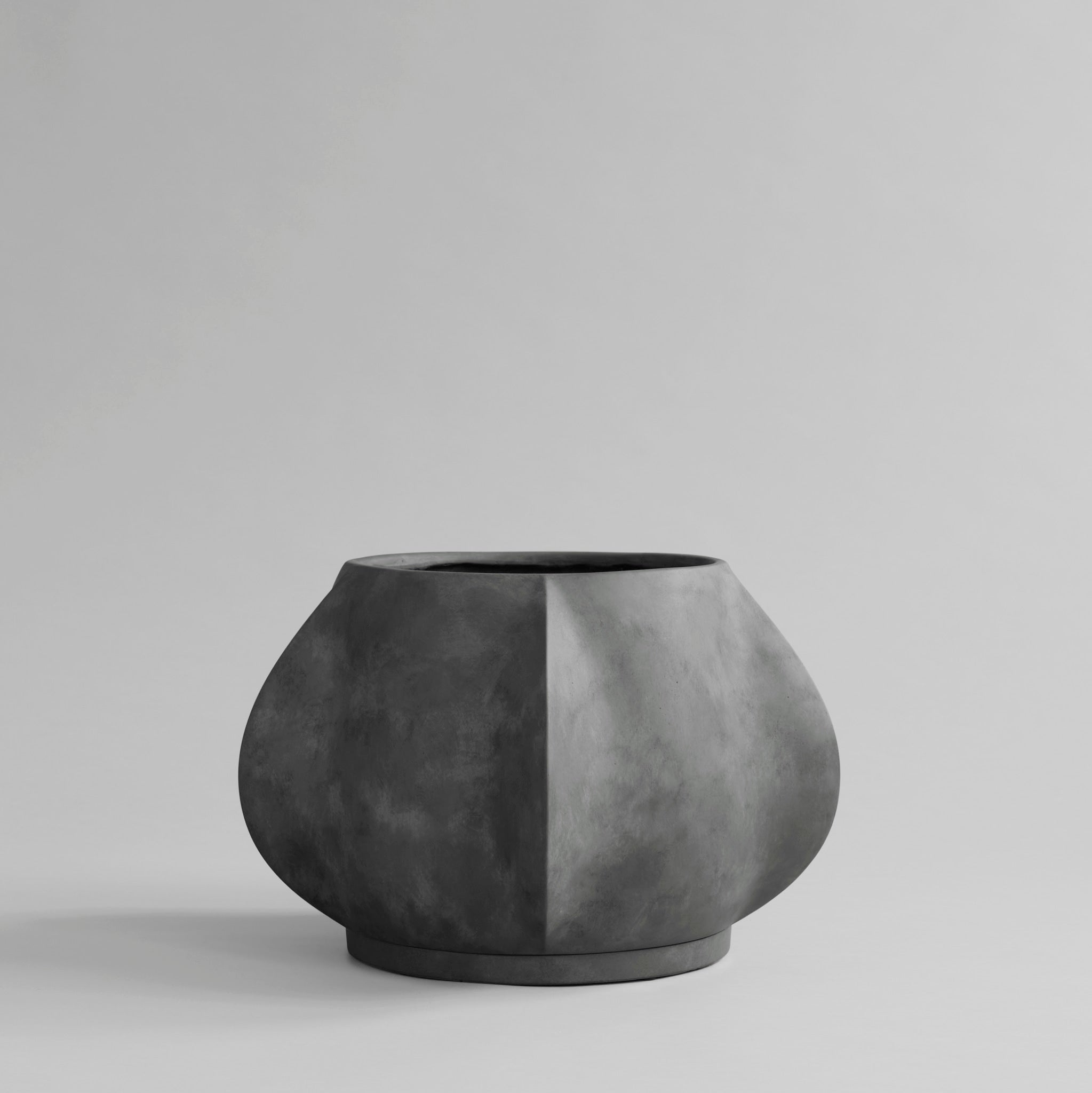 101-copenhagen-arket-plant-pot-medio-blumentopf-dunkelgrau image 1