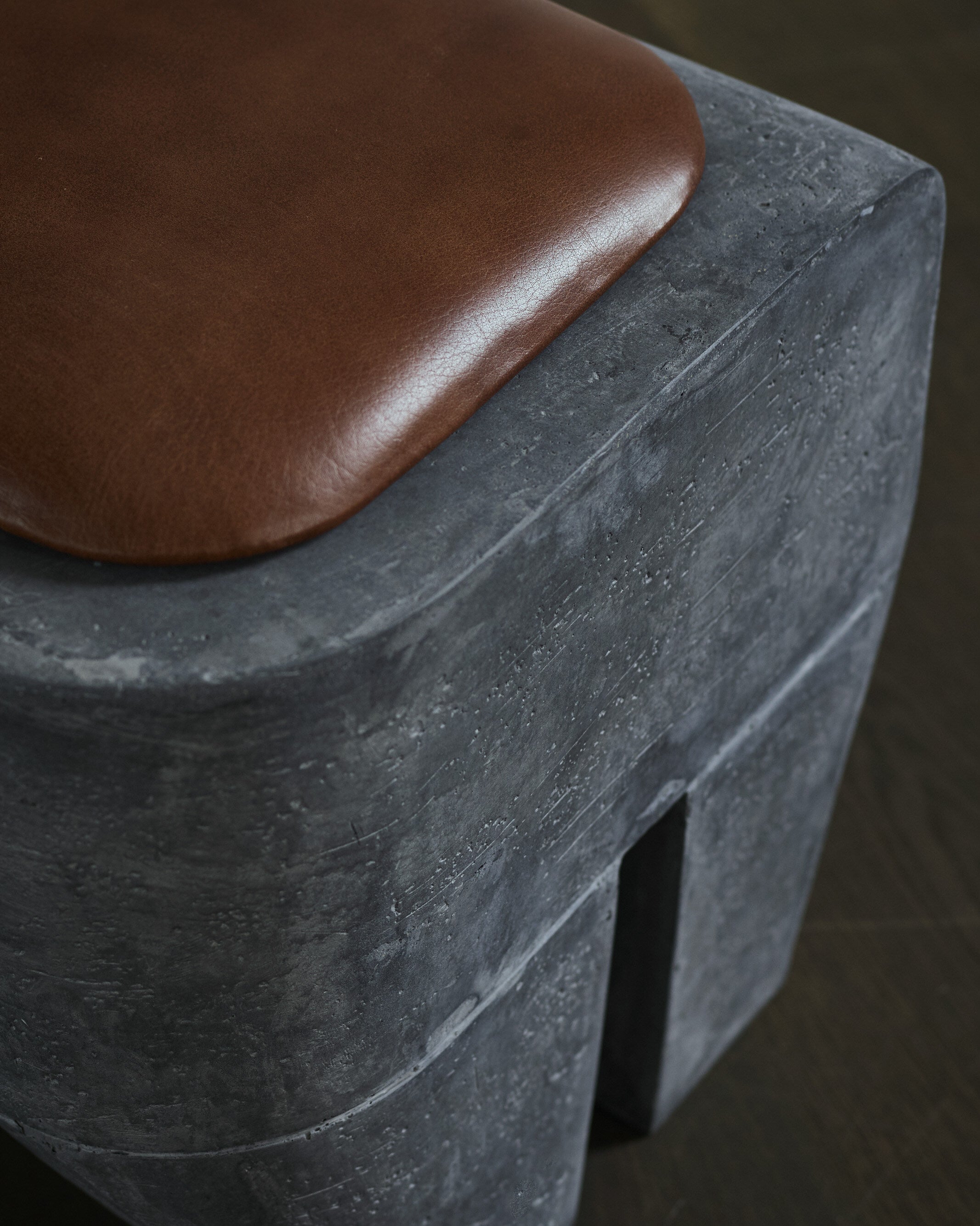 101-copenhagen-sculpt-hocker-beton-grau-beistelltisch image 3