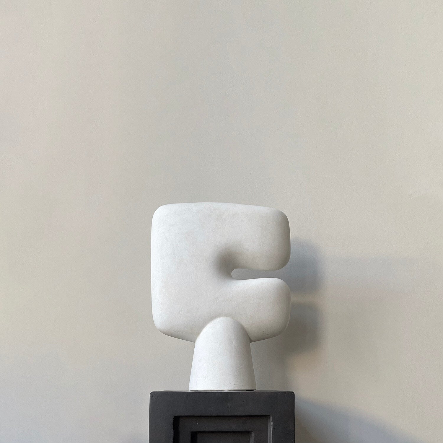 101-copenhagen-tribal-vase-big-bone-white-keramik-45cm image 3