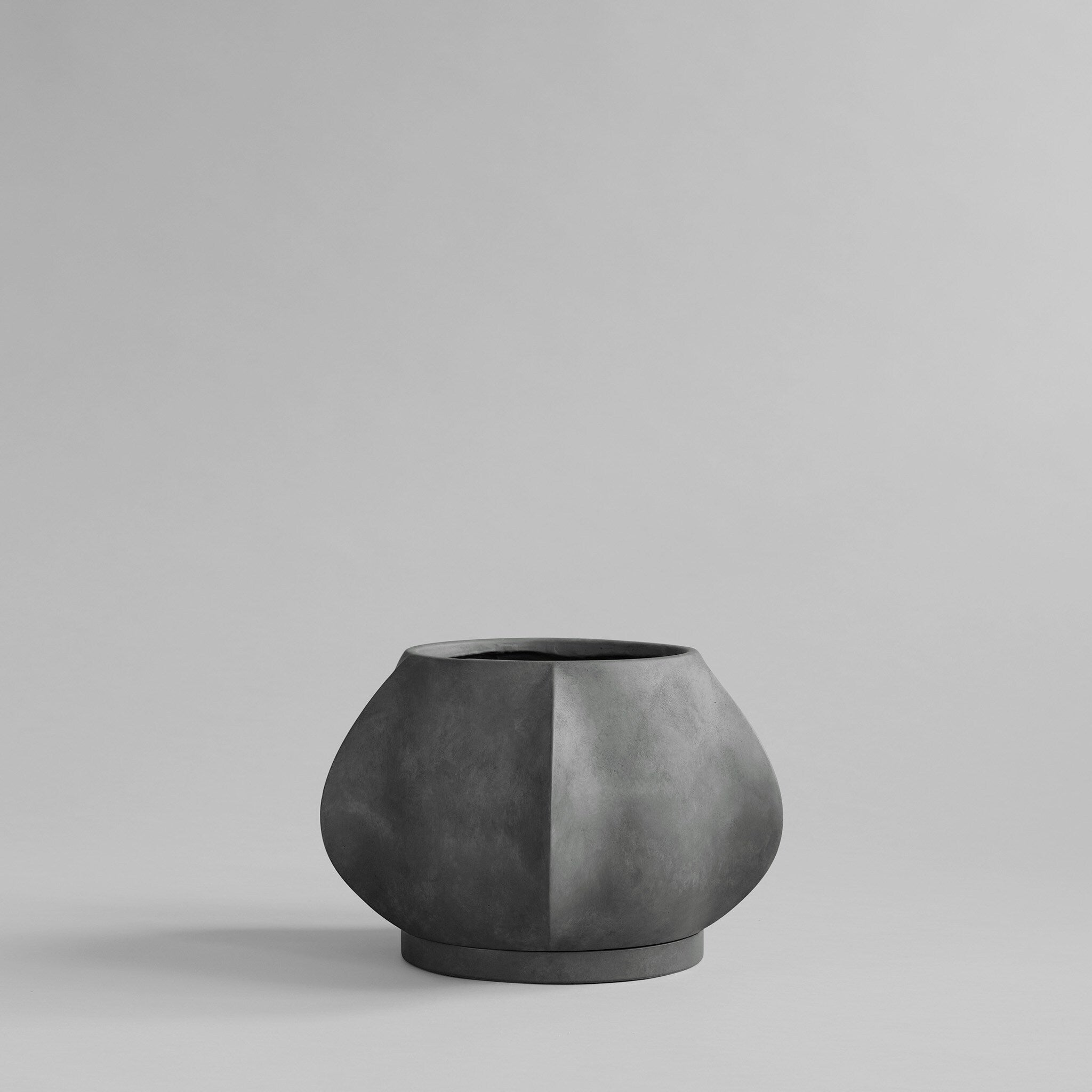 101-copenhagen-arket-plant-pot-mini-blumentopf-dark-grey image 1