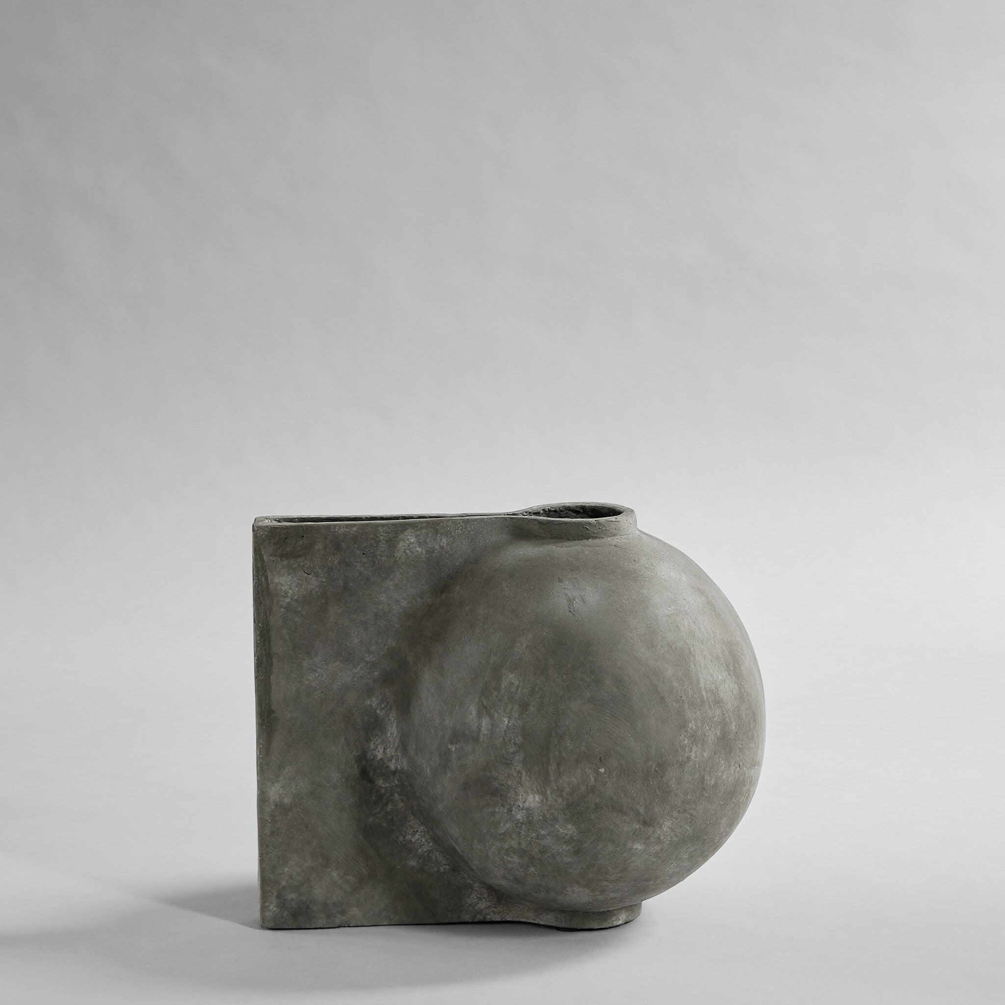 101-copenhagen-offset-mini-blumenvase-dark-grey-beton image 1