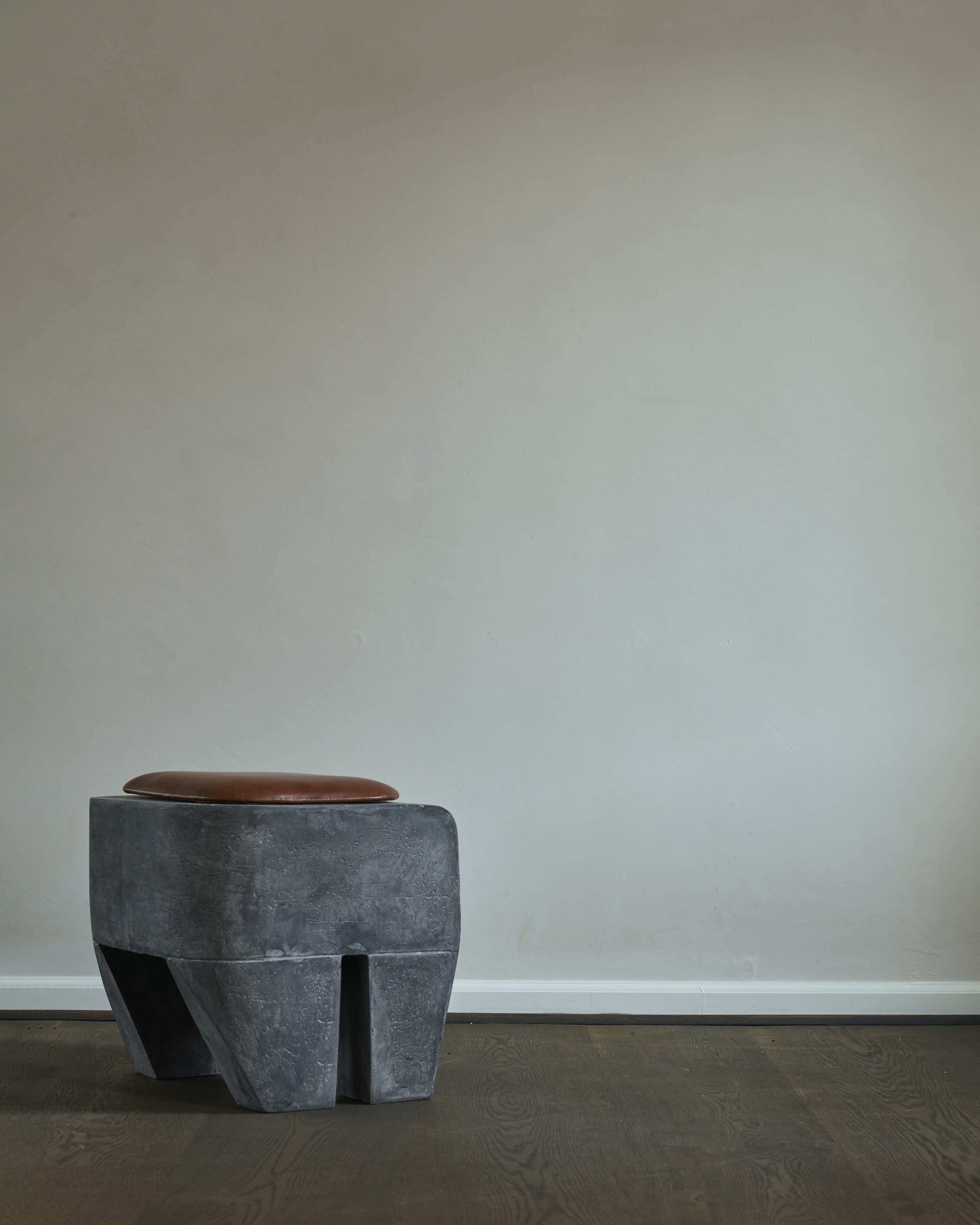 101-copenhagen-sculpt-hocker-beton-grau-beistelltisch image 5