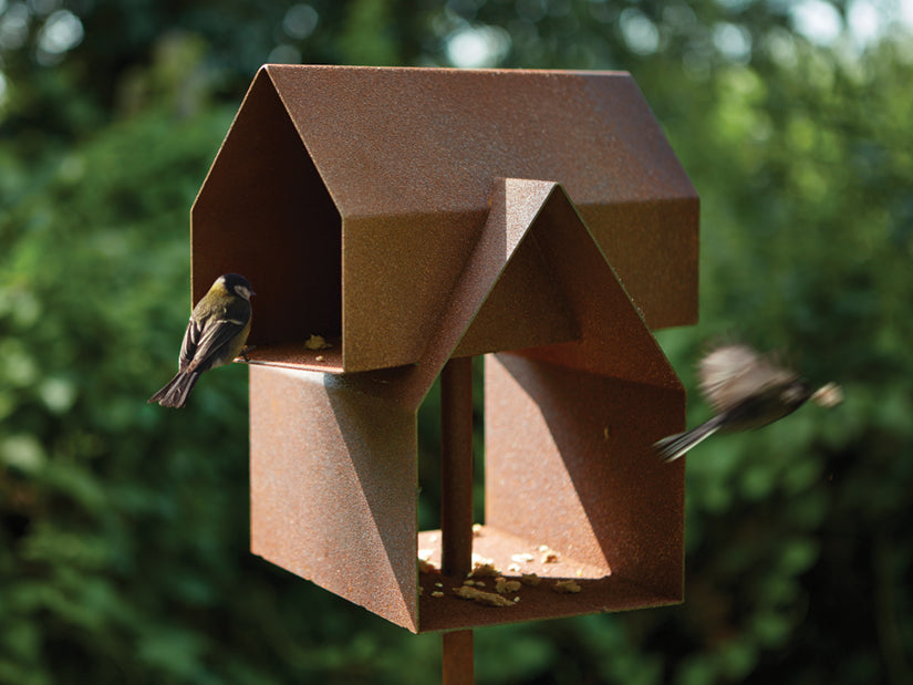 frederik-roij-size-matters-vogelfutterhaus-cortenstahl-mit-stange image 2