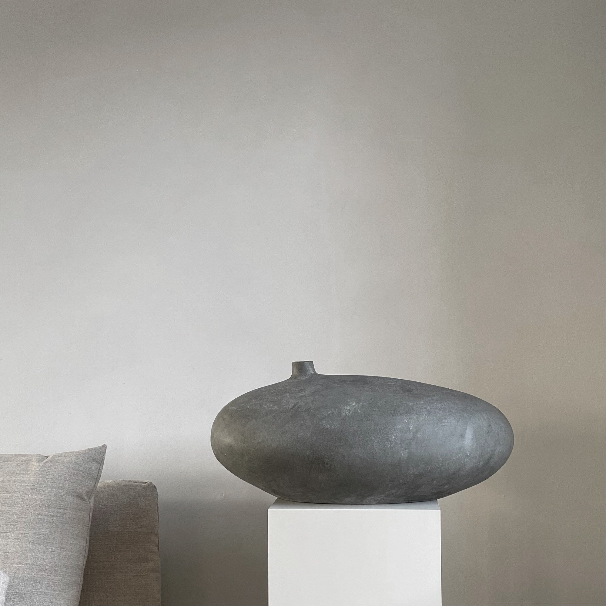 101-copenhagen-submarine-fat-vase-dark-grey-keramik image 7