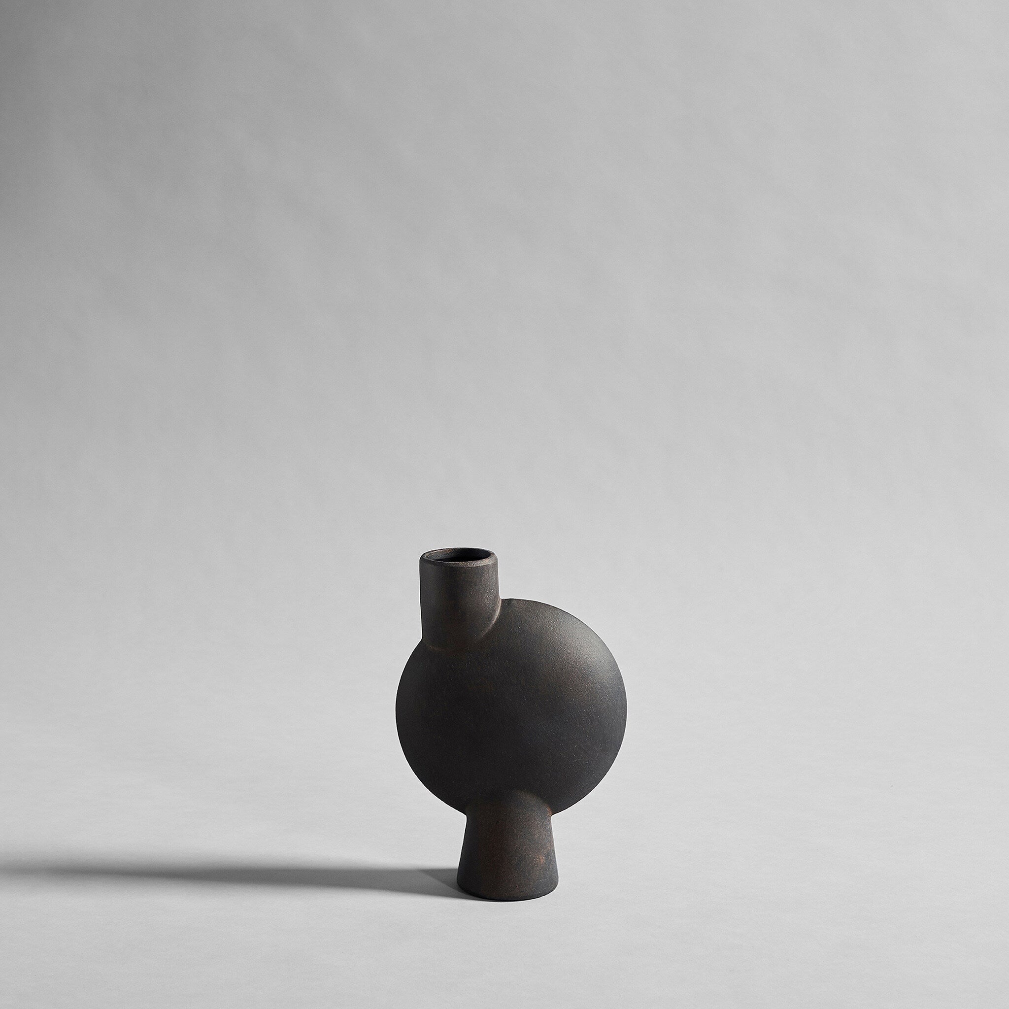 101-copenhagen-sphere-vase-bubl-medio-coffee-keramik-rund image 1