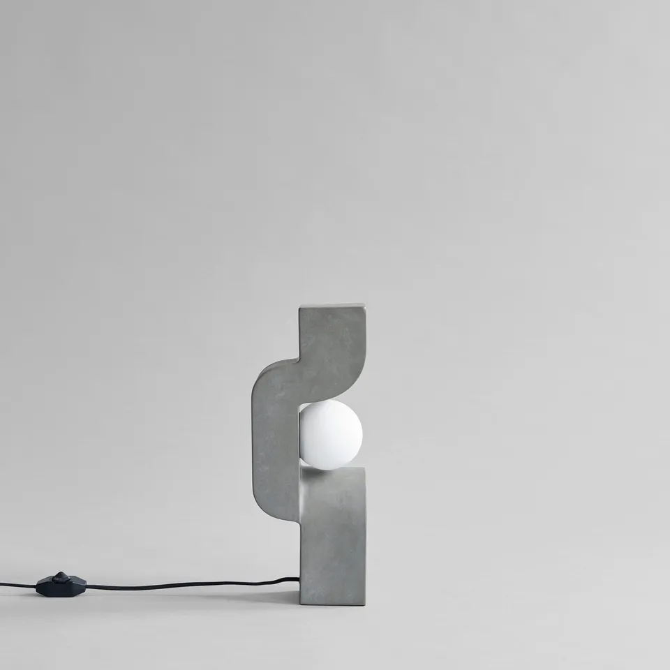 101-copenhagen-sitting-man-mini-tischlampe-dark-grey-keramik image 1