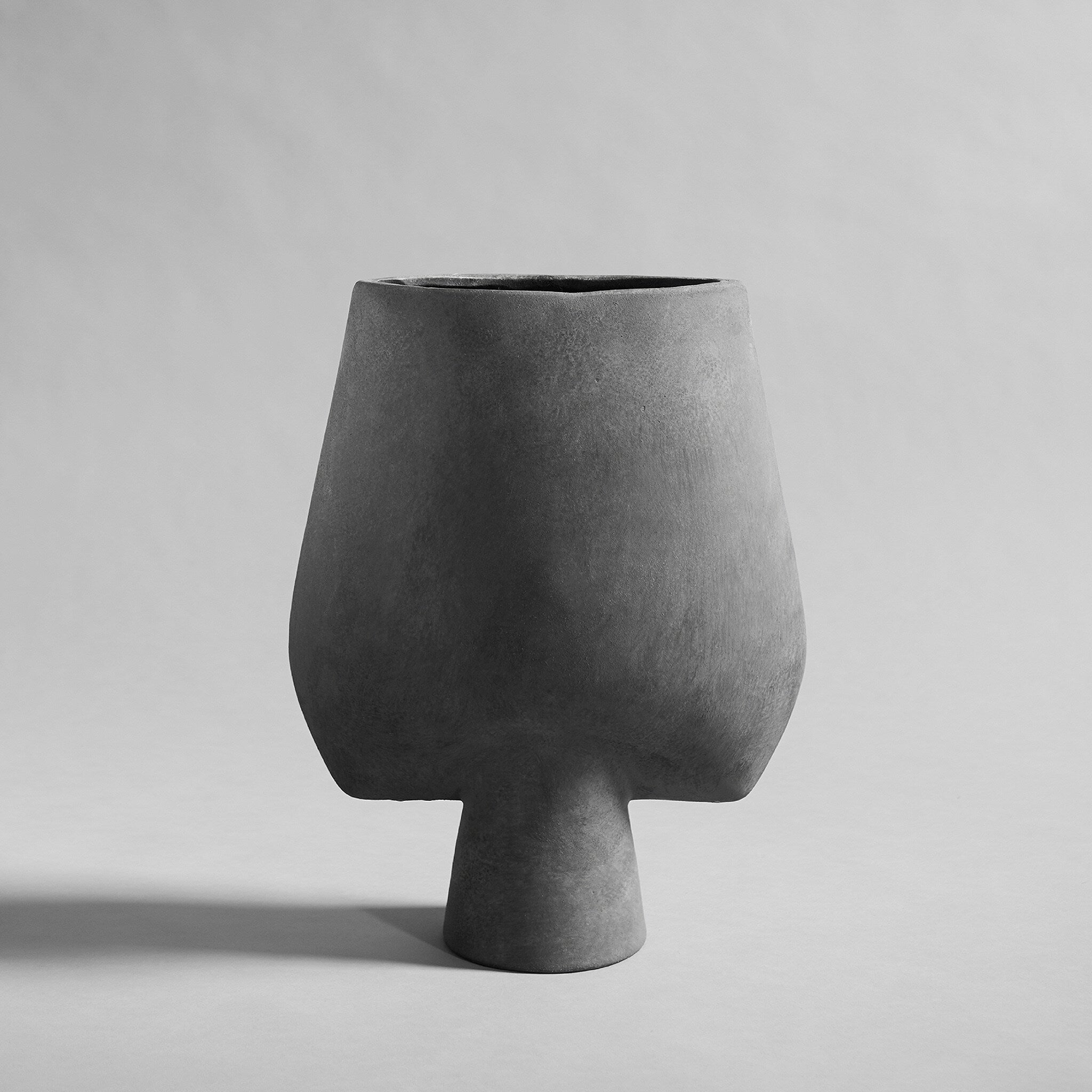 101-copenhagen-sphere-vase-square-big-keramik-dunkelgrau image 1