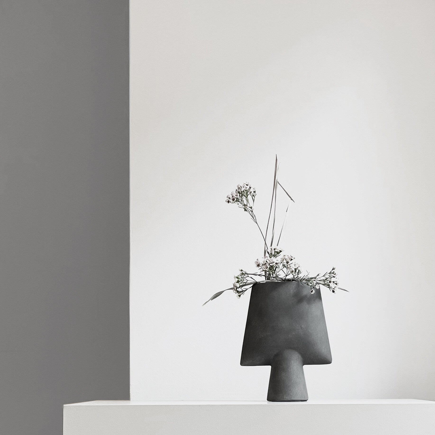 101-copenhagen-sphere-square-mini-vase-dark-grey-keramik image 5