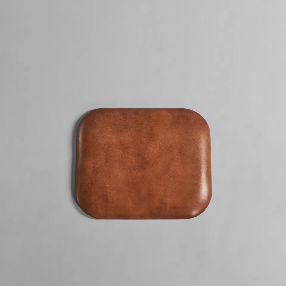 101-copenhagen-sculpt-hocker-kissen-leder-cognac image 1