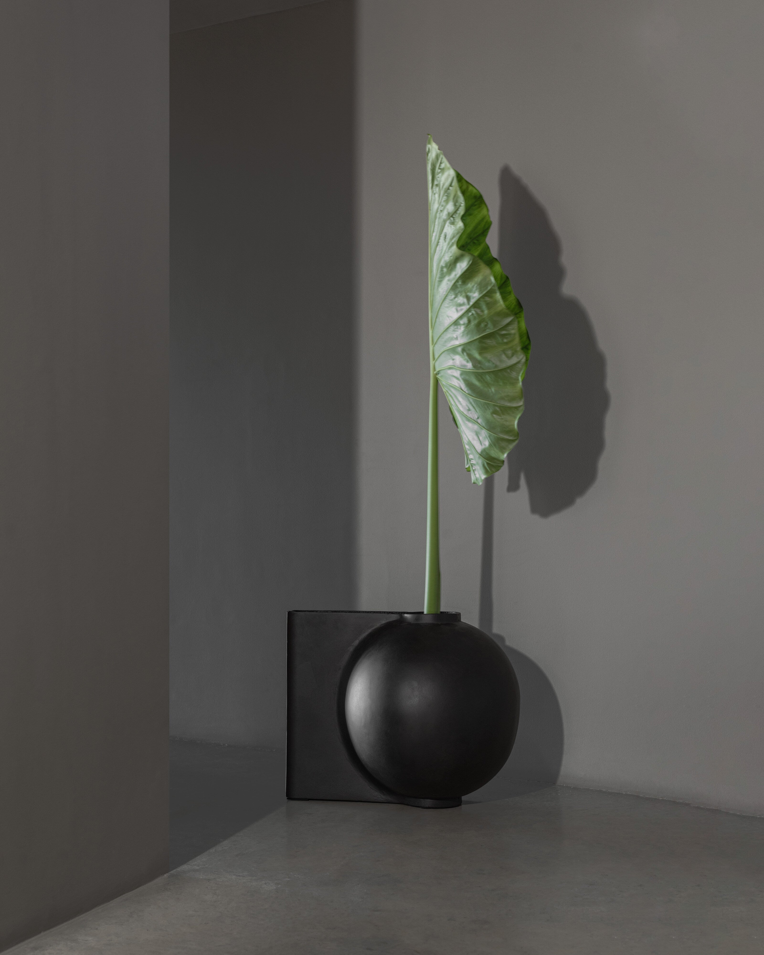 101-copenhagen-offset-vase-big-coffee-beton-braun image 5