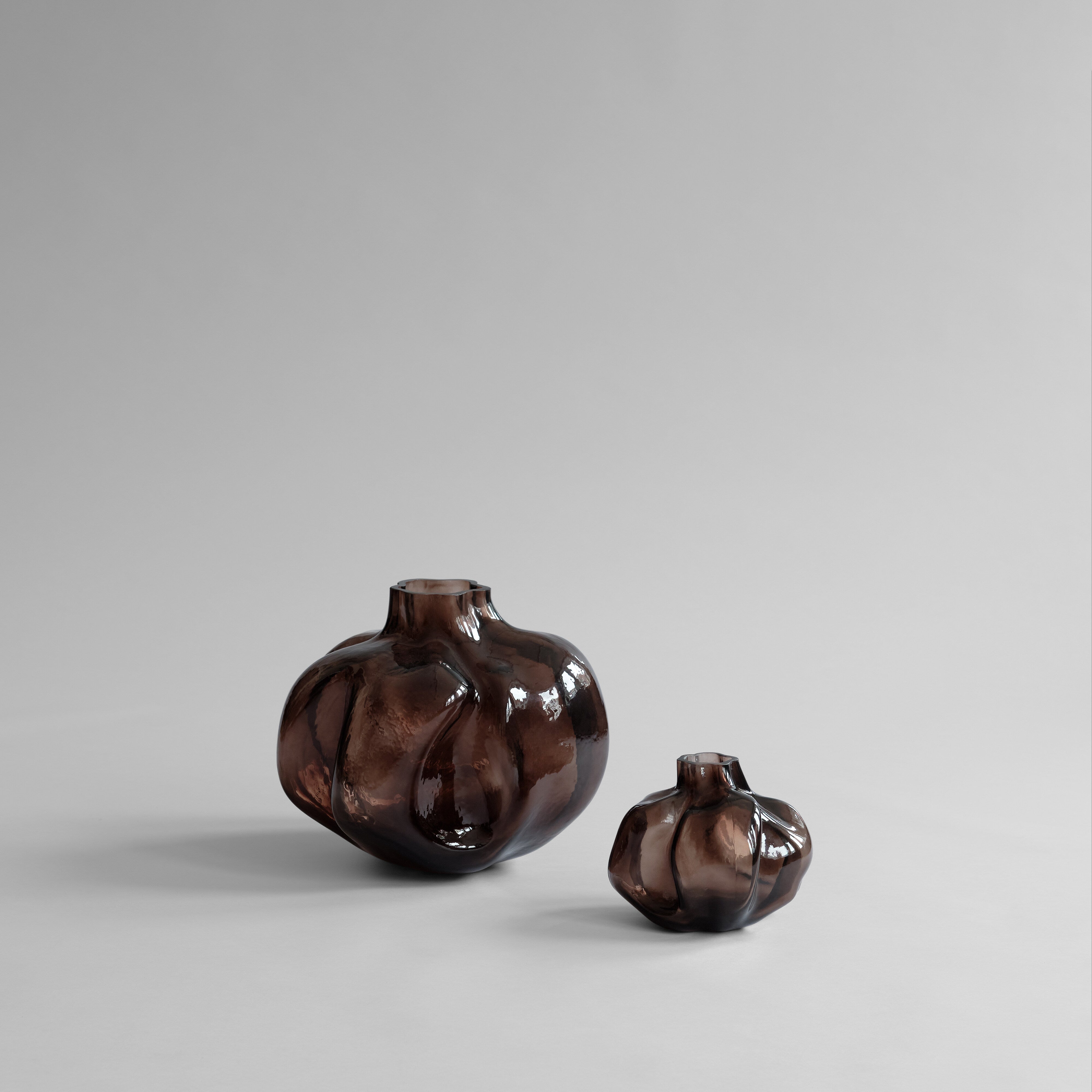 101-copenhagen-wabi-glasvase-medio-smoked-forest-mundgeblasen image 7