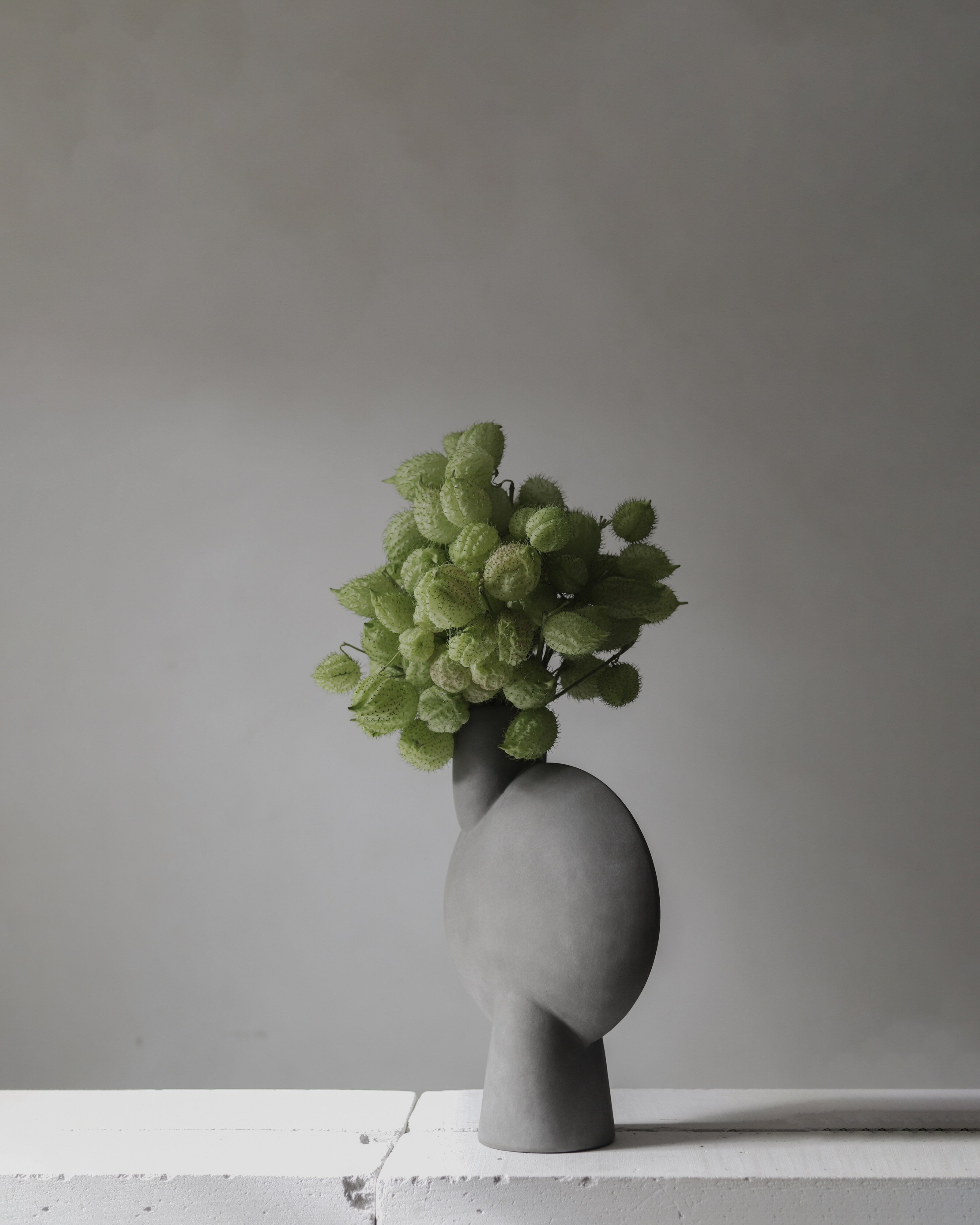 101-copenhagen-sphere-vase-bubl-big-keramikvase-dark-grey-45-cm image 3