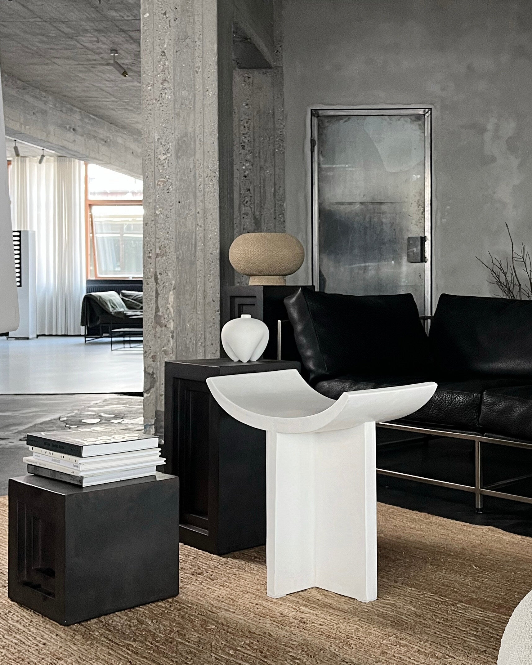 101-copenhagen-brutus-hocker-bone-white-beton image 6