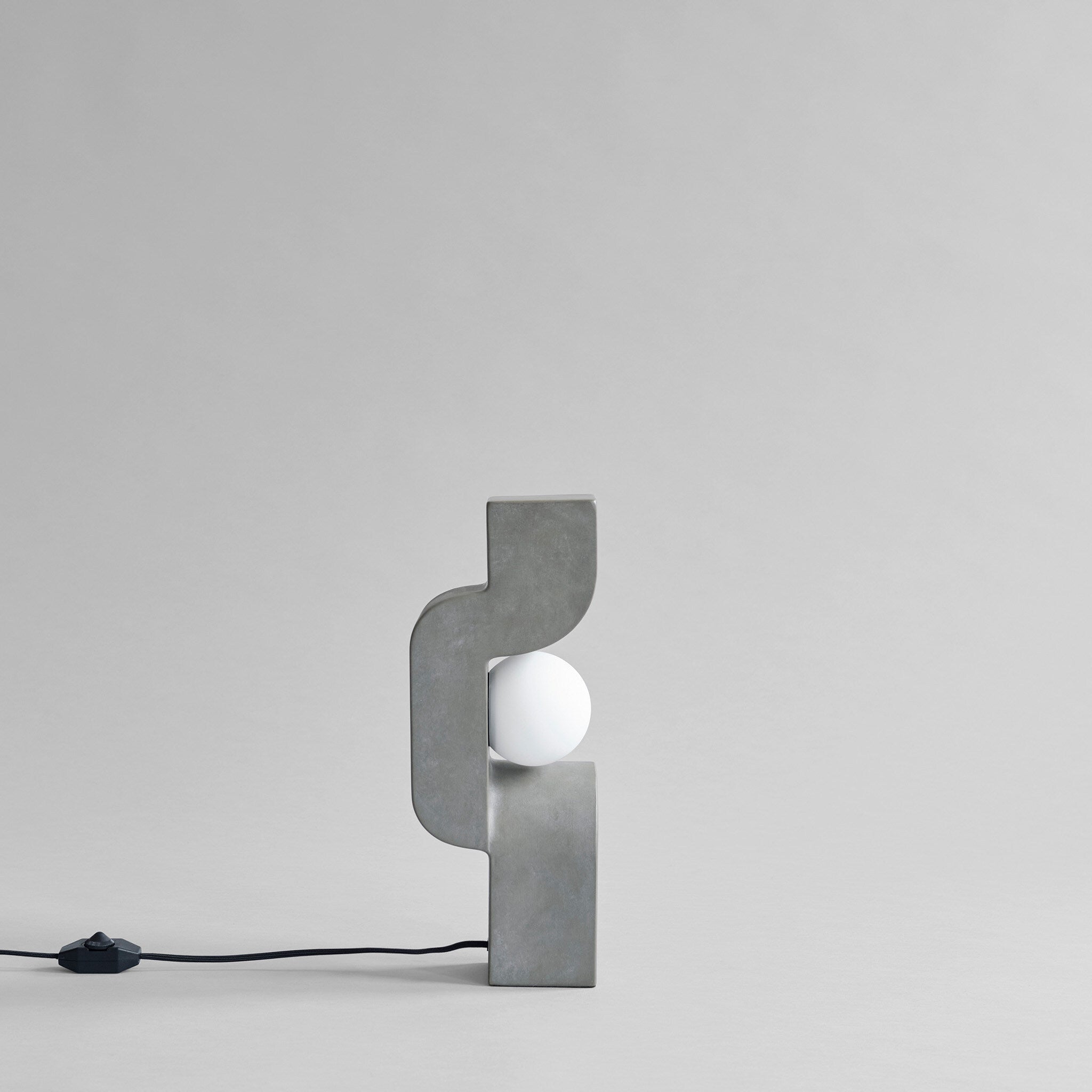 101-copenhagen-sitting-man-mini-tischlampe-dark-grey-keramik image 1