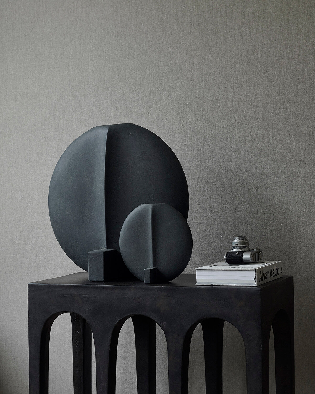 101-copenhagen-guggenheim-vase-petit-schwarze-keramikvase image 3