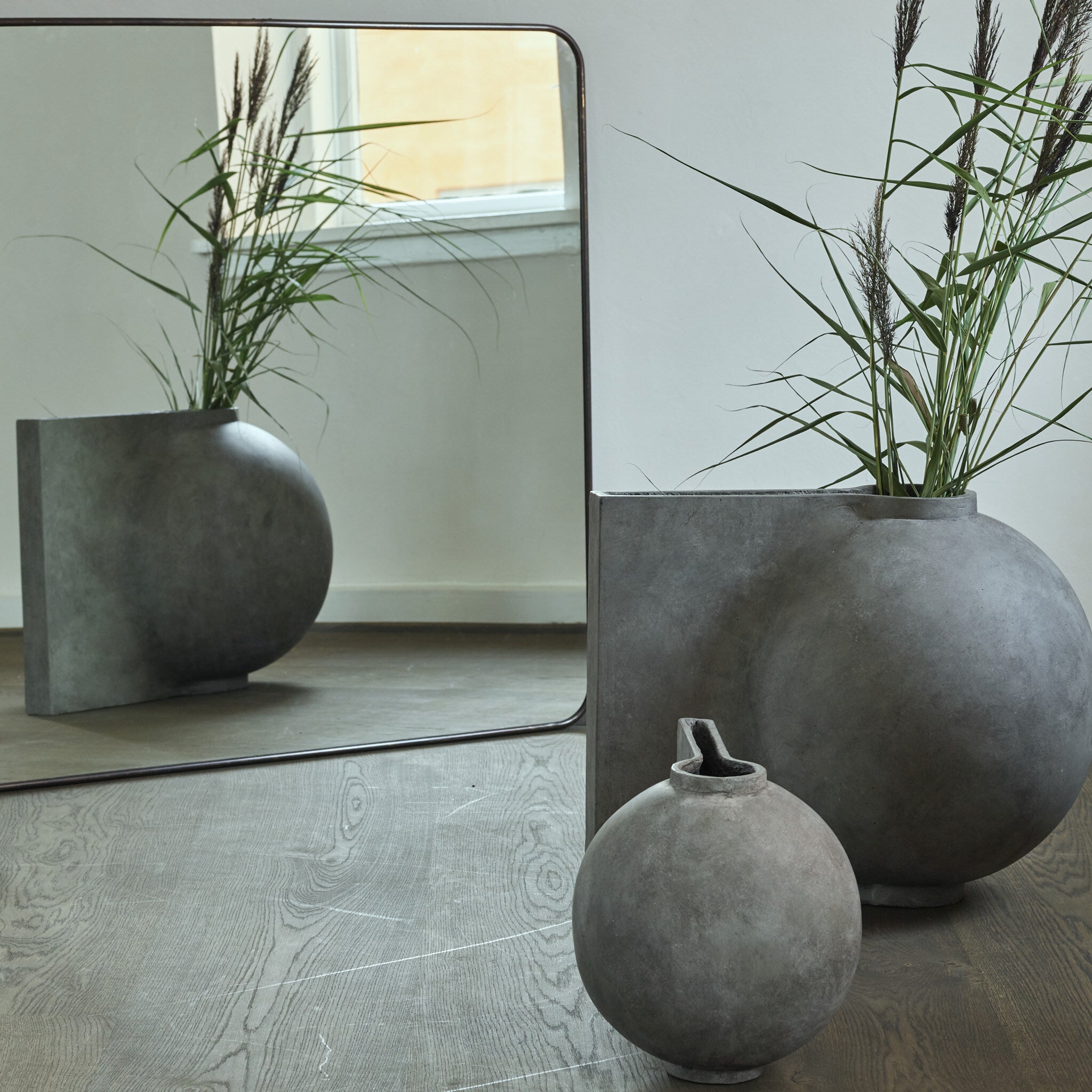 101-copenhagen-offset-vase-big-blumenvase-dark-grey-beton image 8