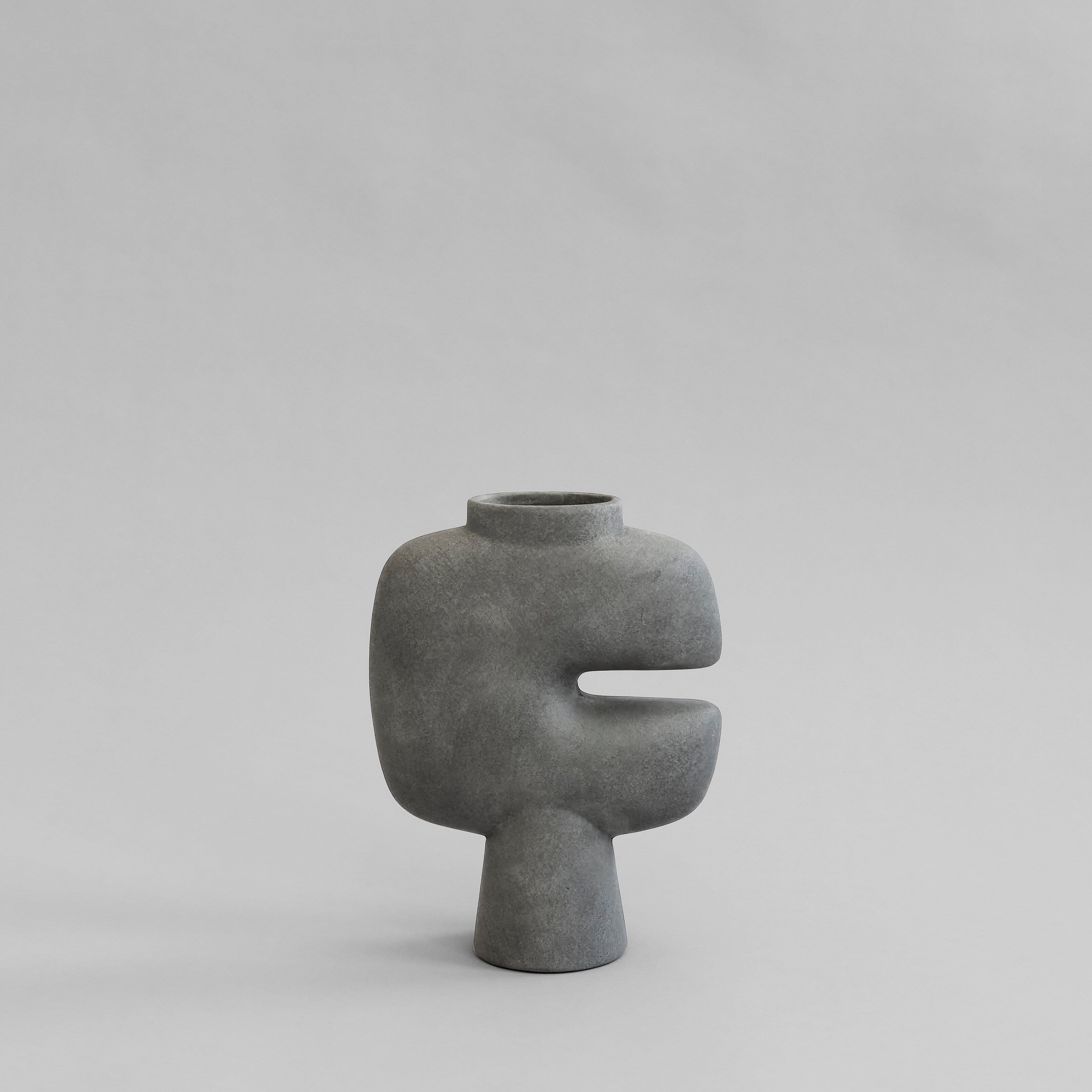 101-copenhagen-tribal-vase-medio-dark-grey-keramik image 1