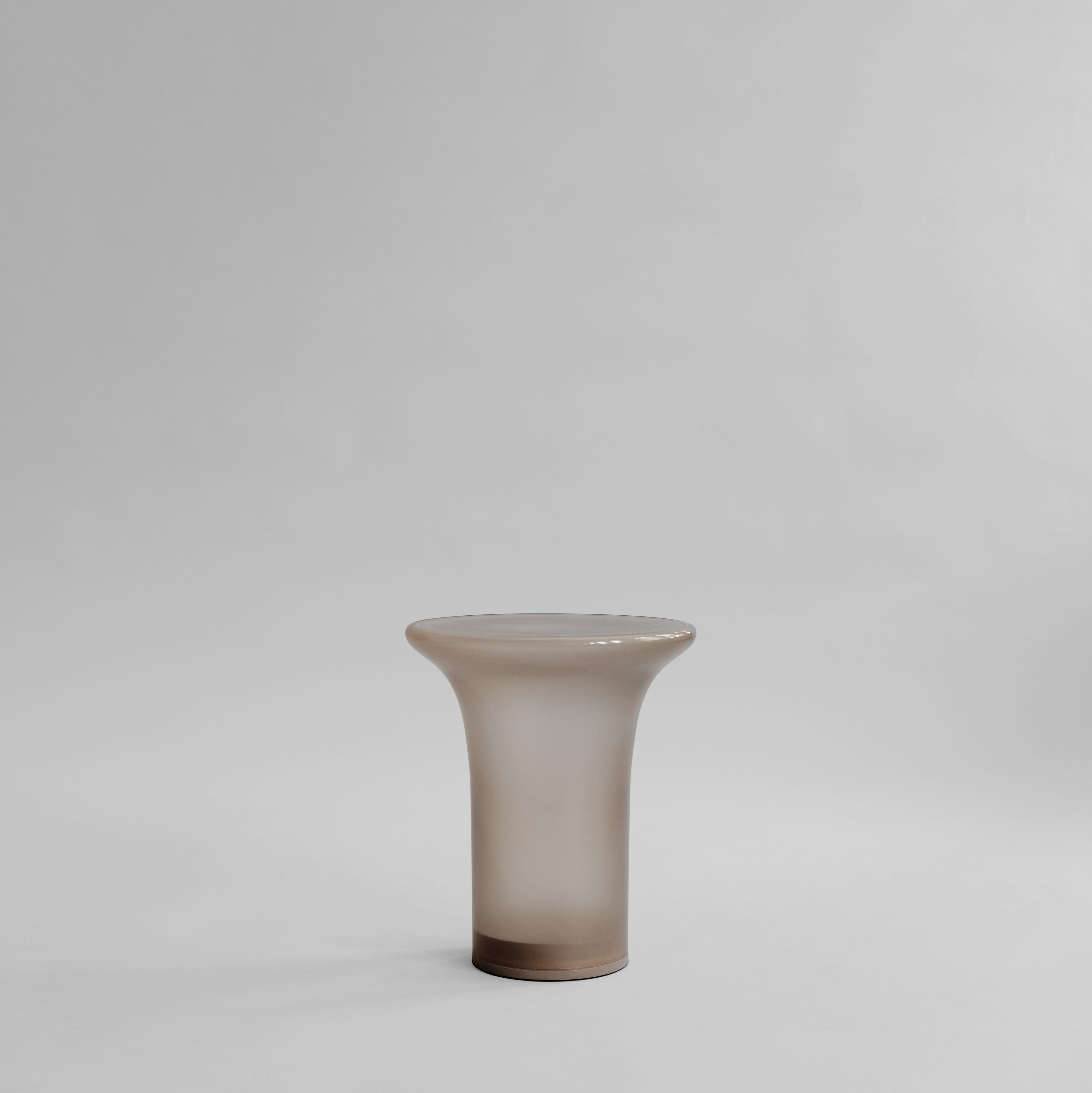 101-copenhagen-trumpet-table-tall-glastisch-smoked-desert-rund image 1