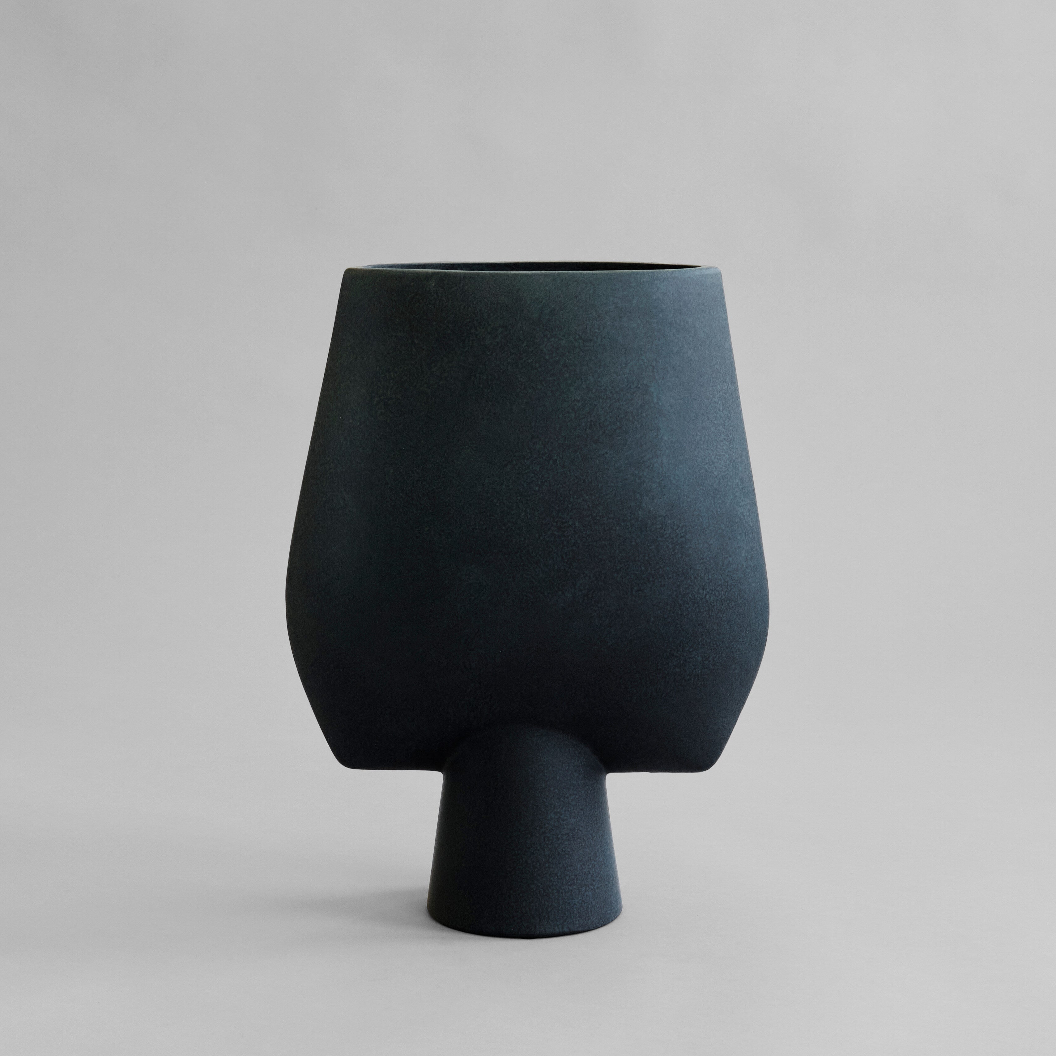 101-copenhagen-sphere-vase-square-big-schwarz-keramik-43cm image 1