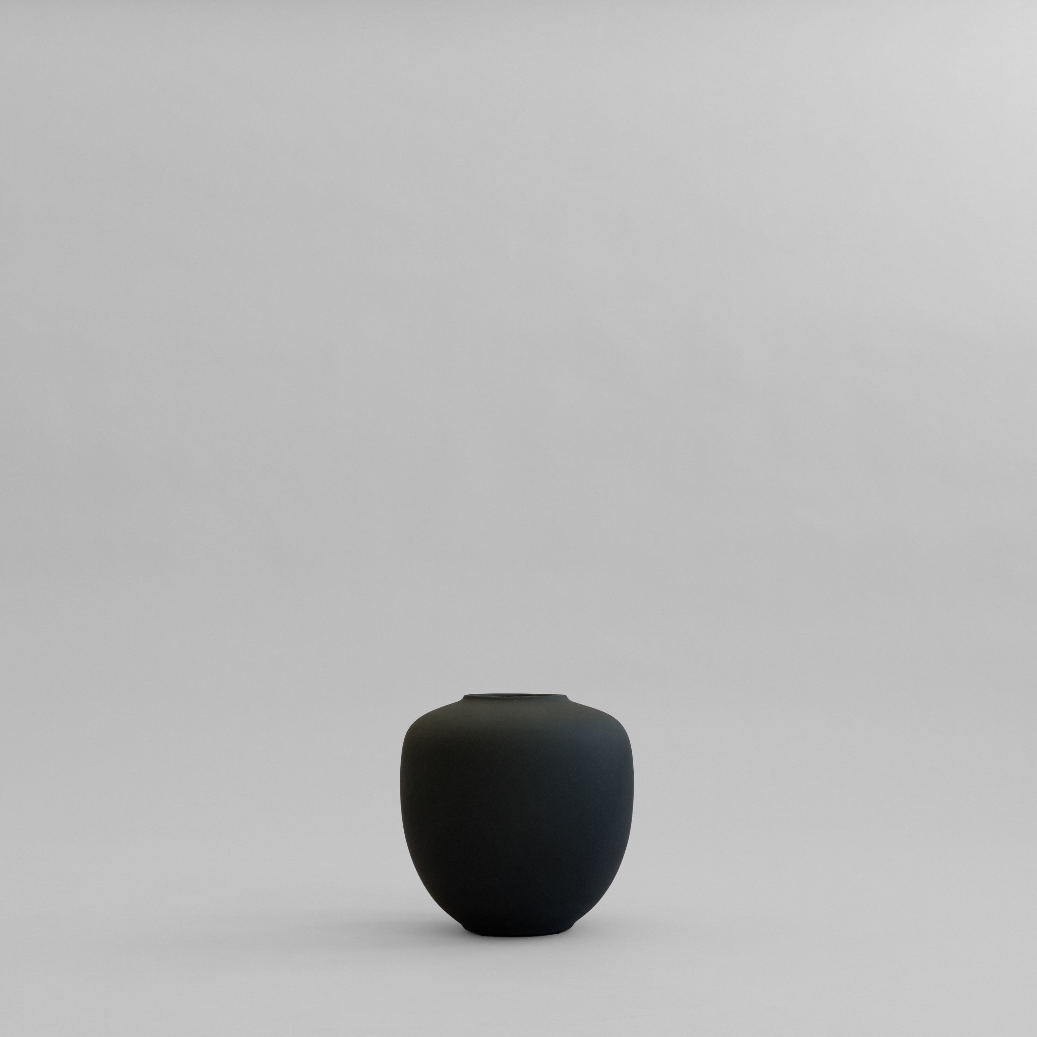 101-copenhagen-sunao-vase-mini-blumenvase-schwarz-keramik-matt image 1
