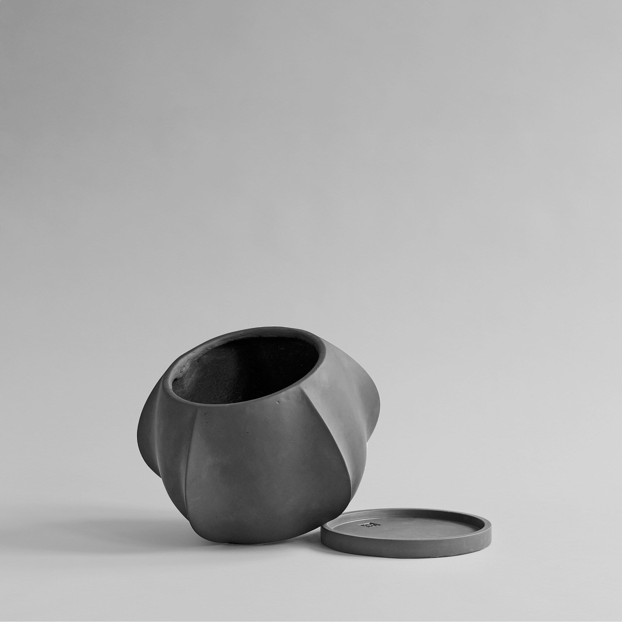 101-copenhagen-arket-plant-pot-mini-blumentopf-dark-grey image 5