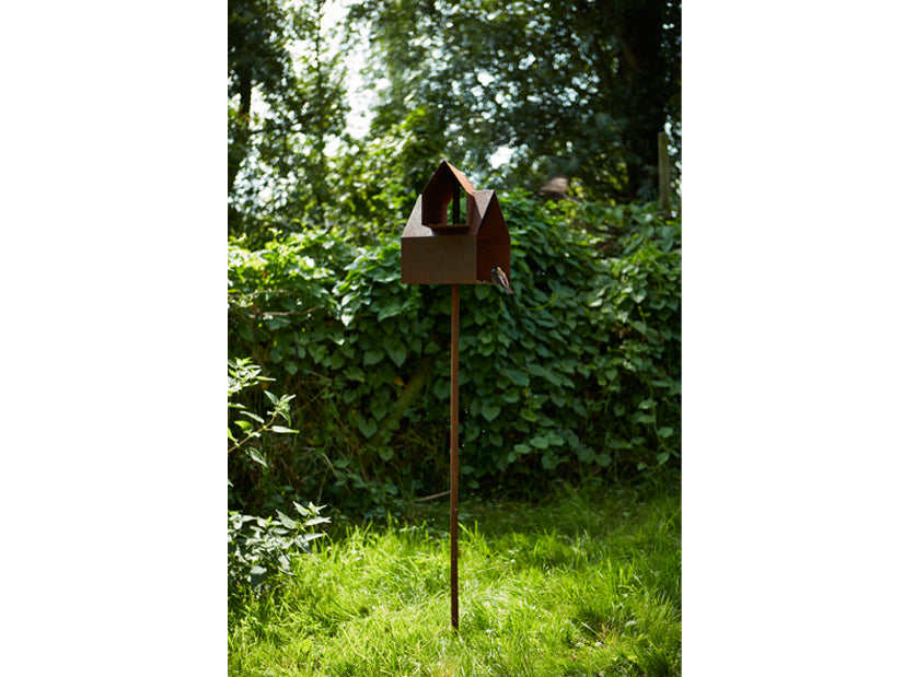 frederik-roij-size-matters-vogelfutterhaus-cortenstahl-mit-stange image 7