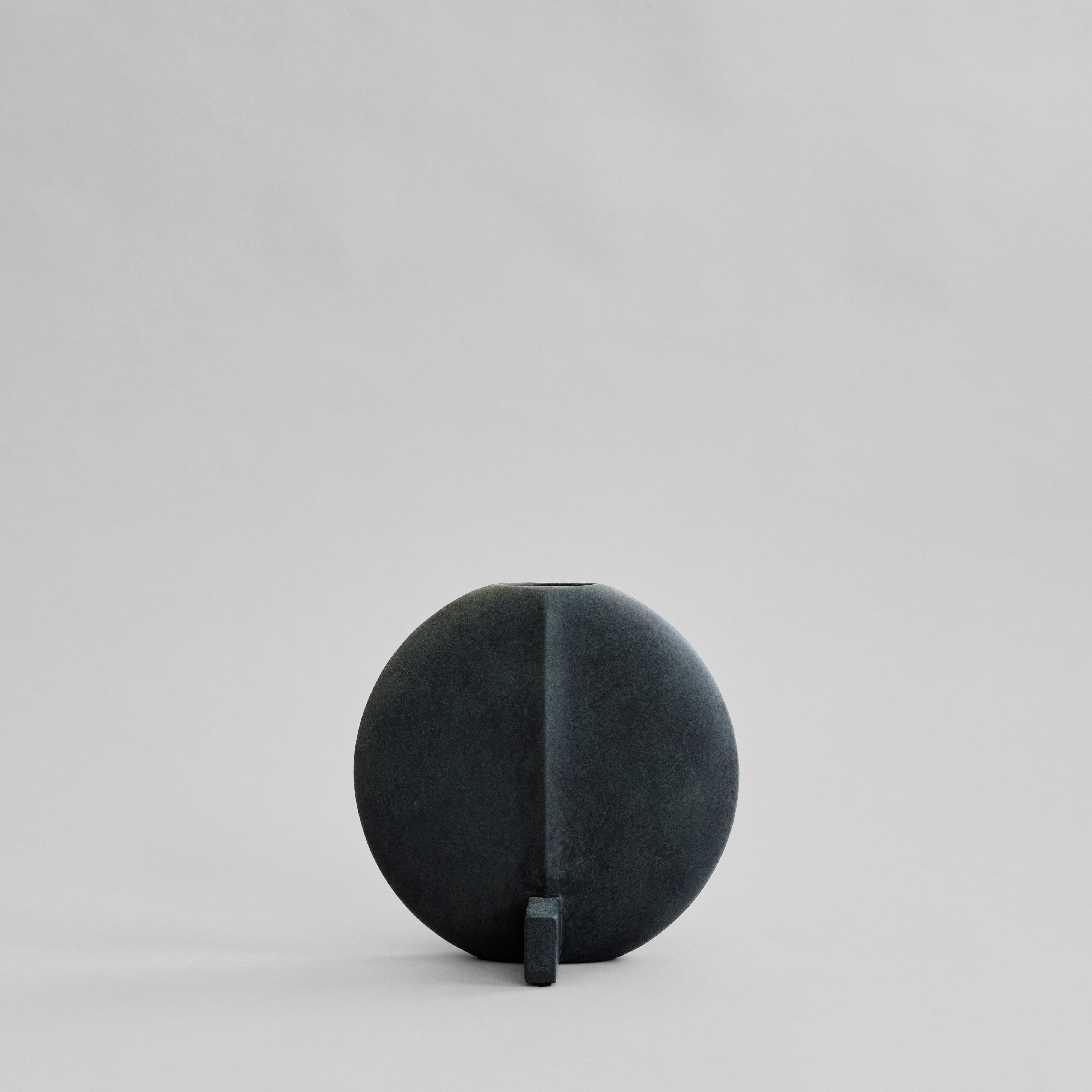101-copenhagen-guggenheim-vase-petit-schwarze-keramikvase image 1