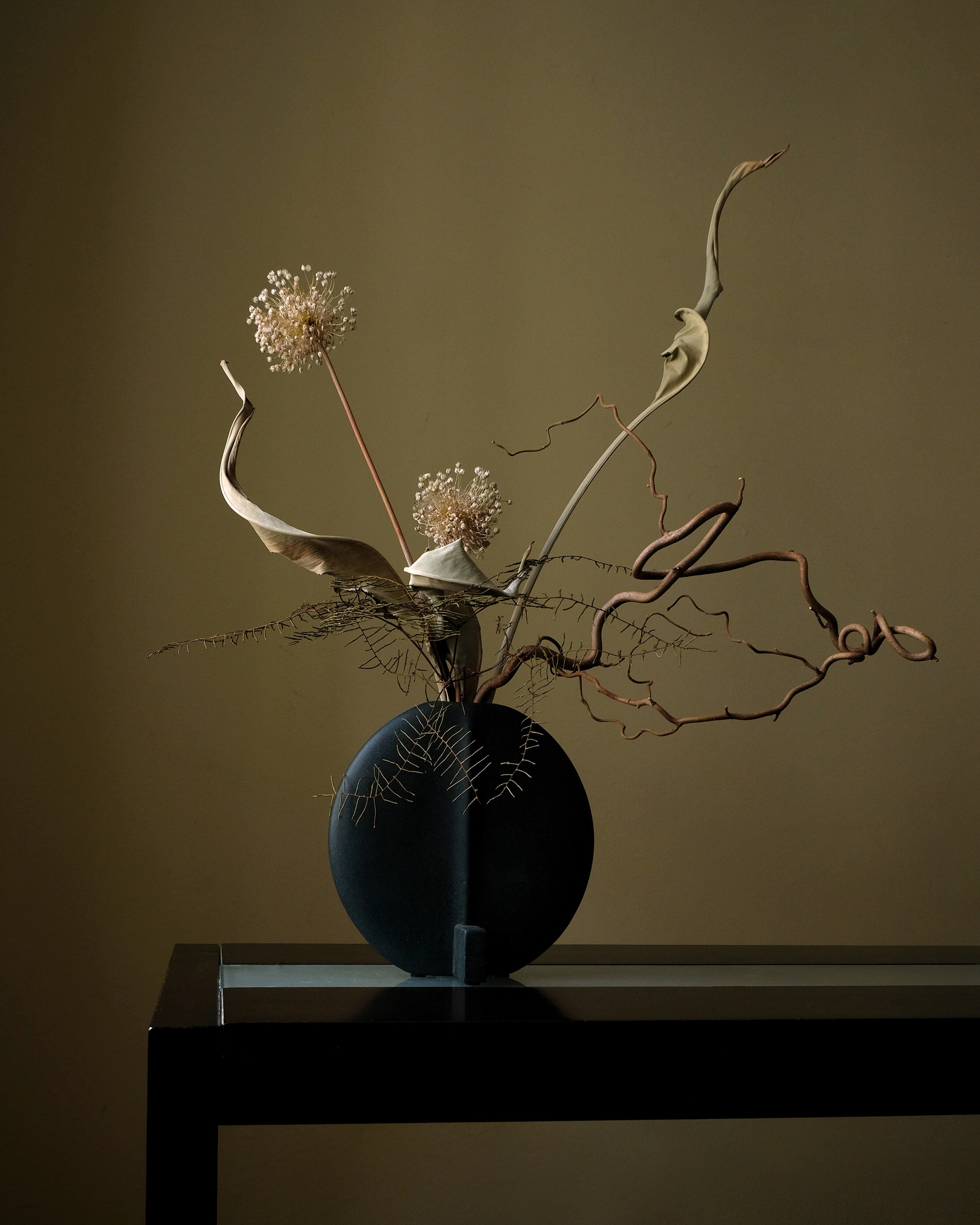 101-copenhagen-guggenheim-vase-petit-schwarze-keramikvase image 2