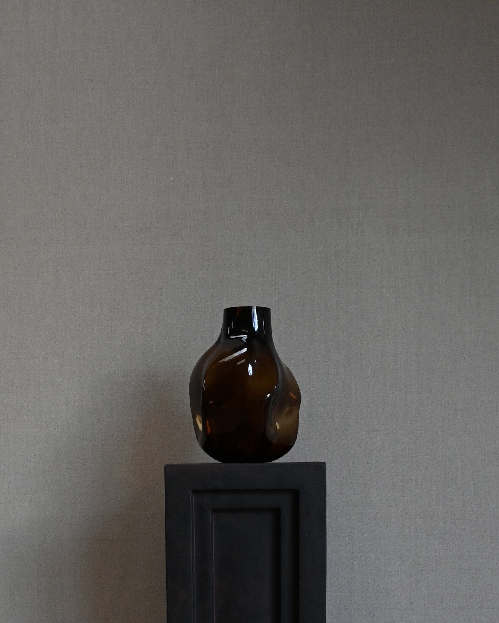 101-copenhagen-bakku-vase-medio-glasvase-smoked-forest image 3