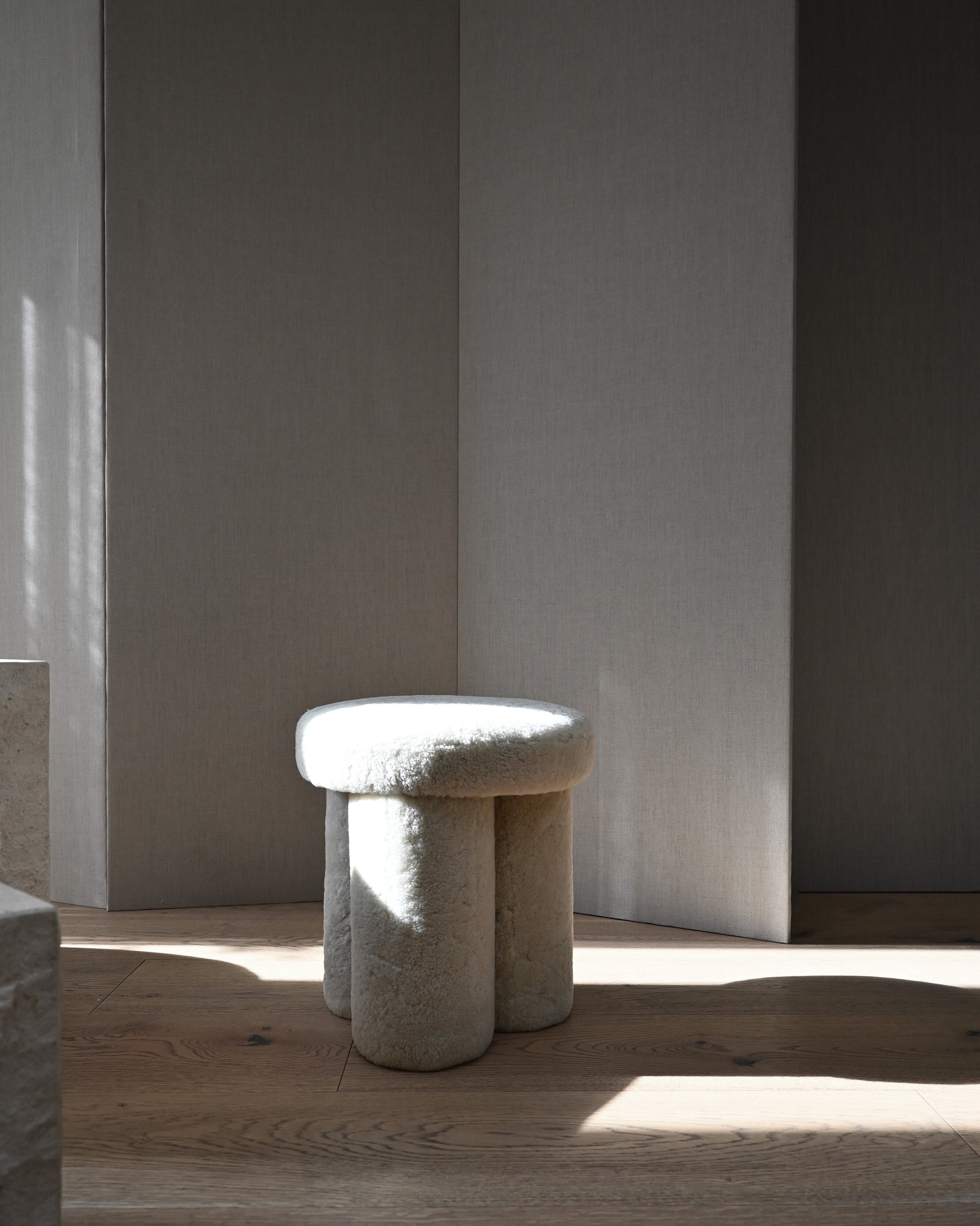 101-copenhagen-big-foot-hocker-schaffell-sandshell image 2