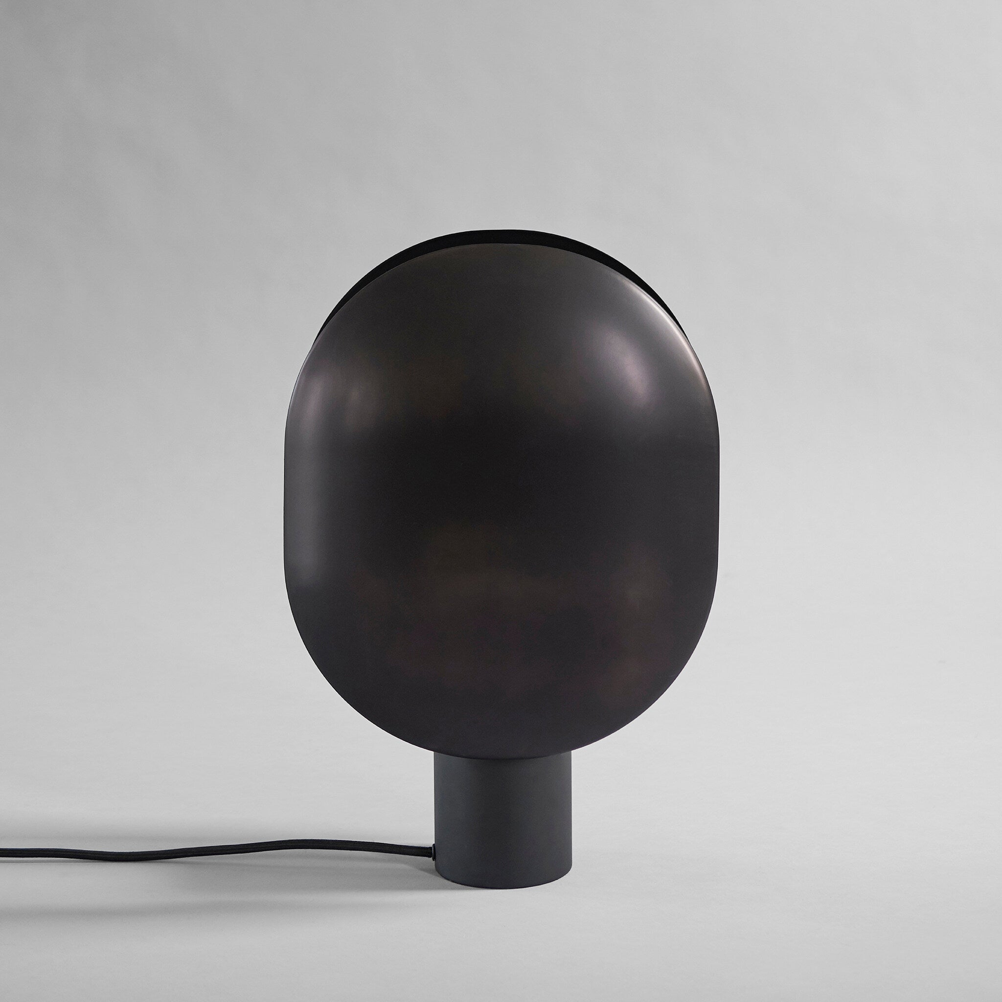101-copenhagen-clam-tischleuchte-burned-black-metall image 1
