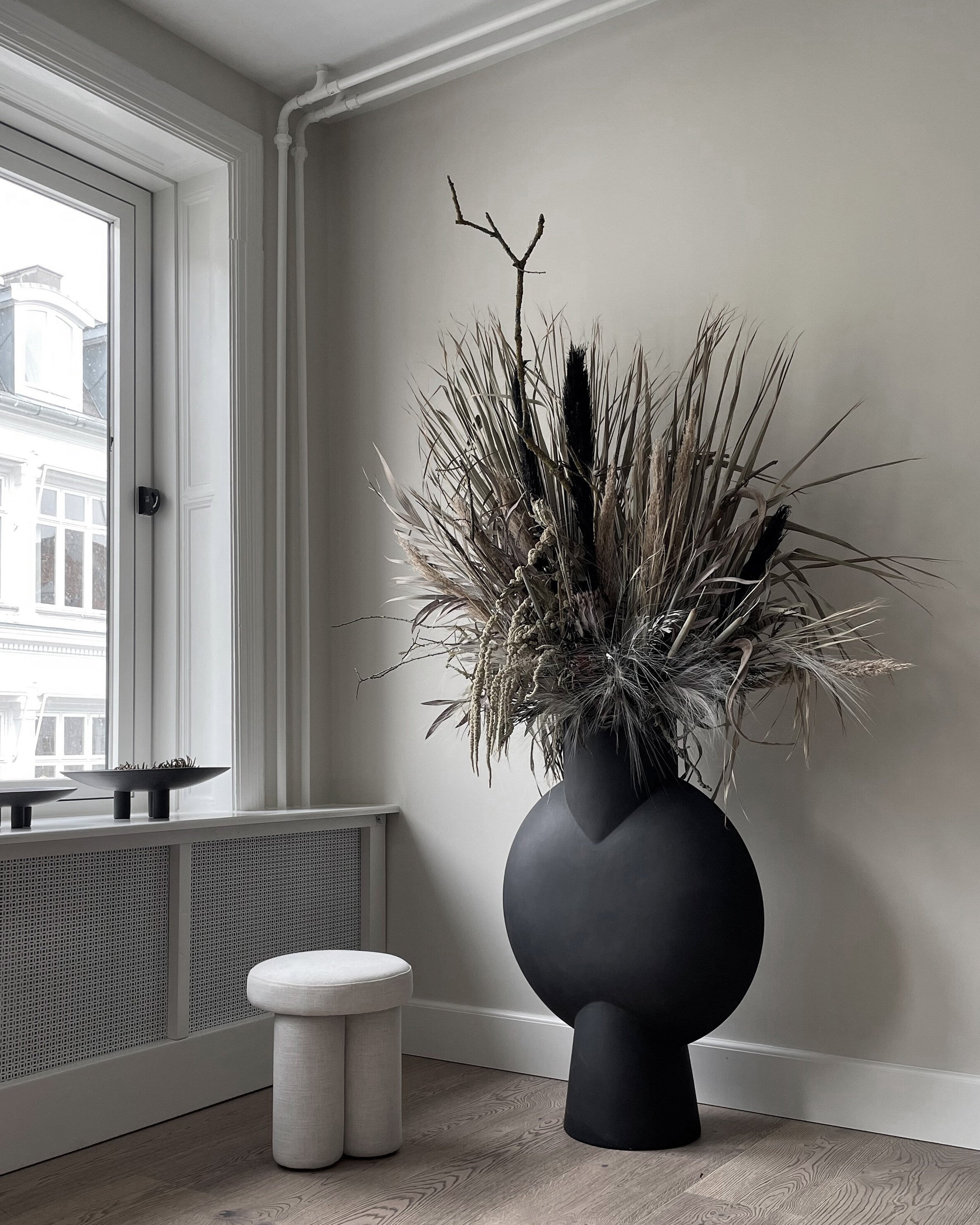 101-copenhagen-sphere-vase-bubl-giant-coffee-100-cm image 3