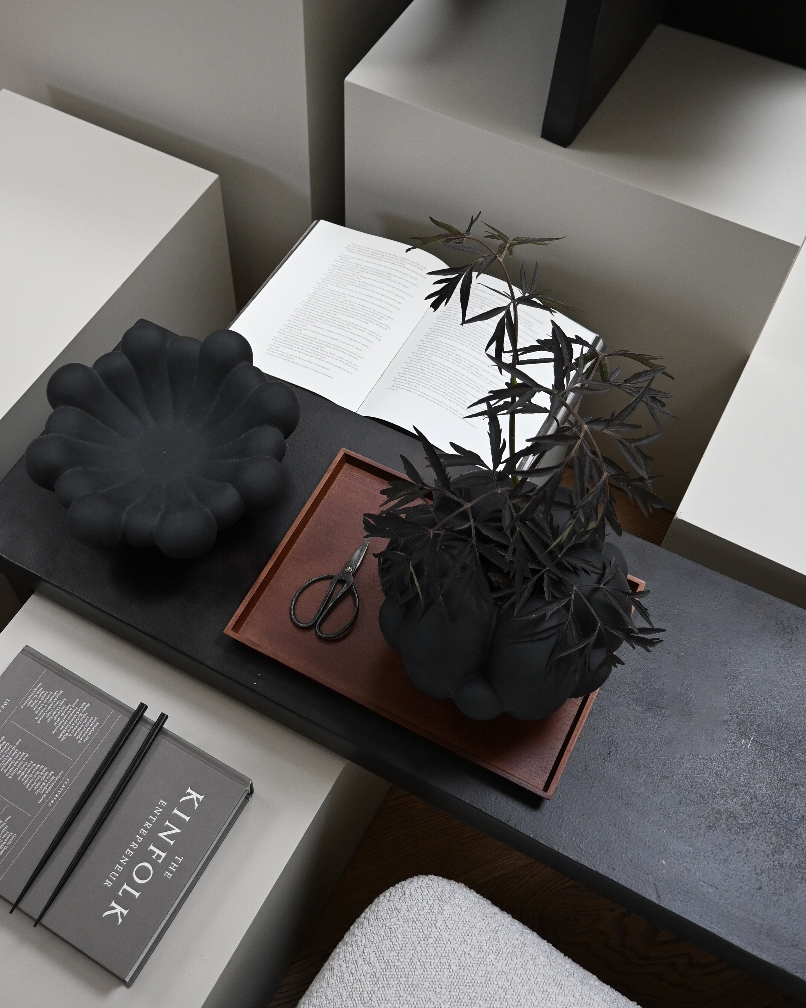 101-copenhagen-bloom-vase-petit-black-keramik-bl-tenform image 4