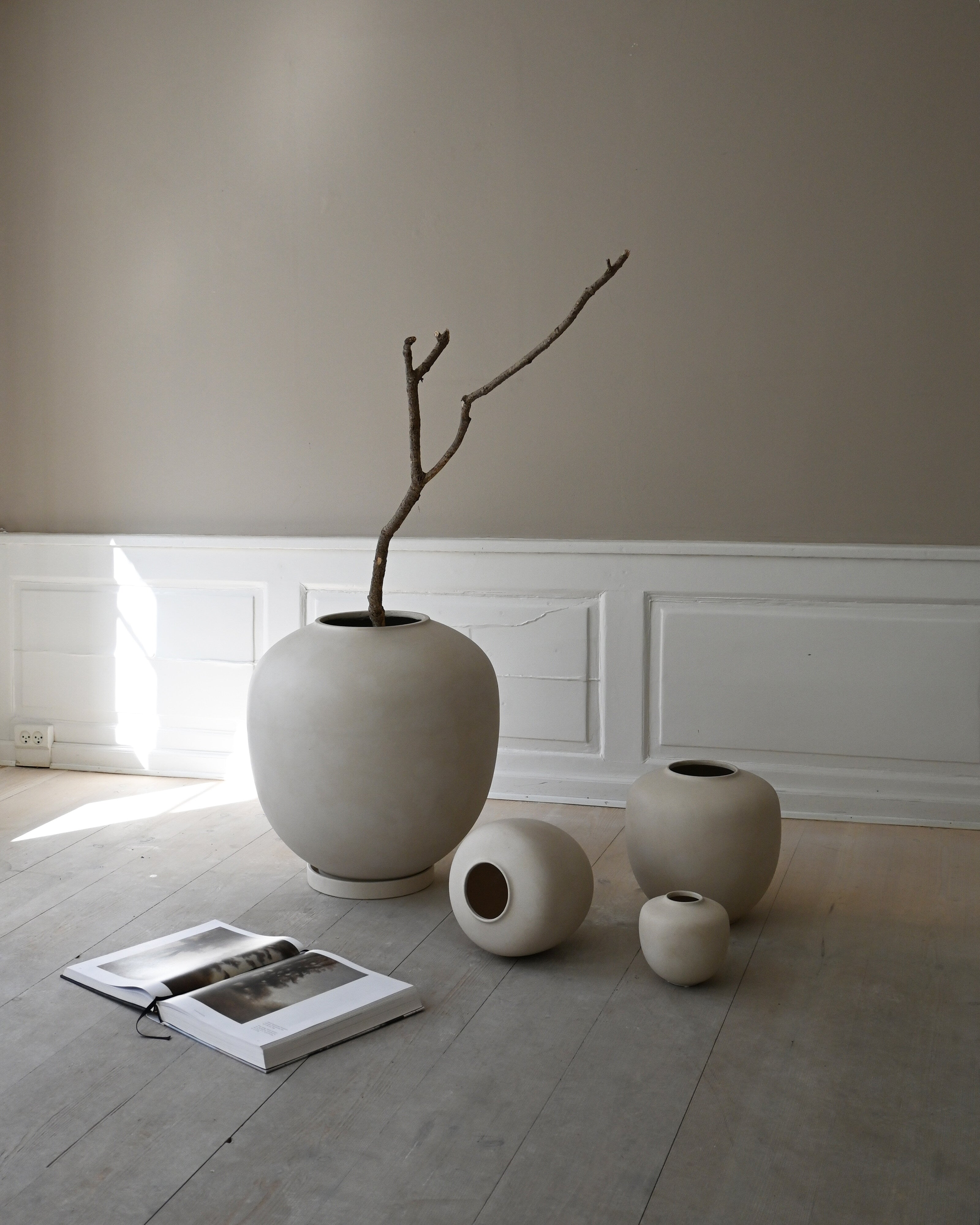 101-copenhagen-sunao-vase-medio-keramik-birch-matt image 7