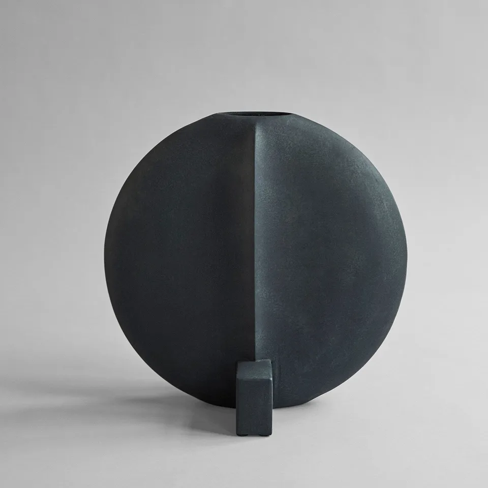101-copenhagen-guggenheim-vase-big-schwarze-keramikvase image 1