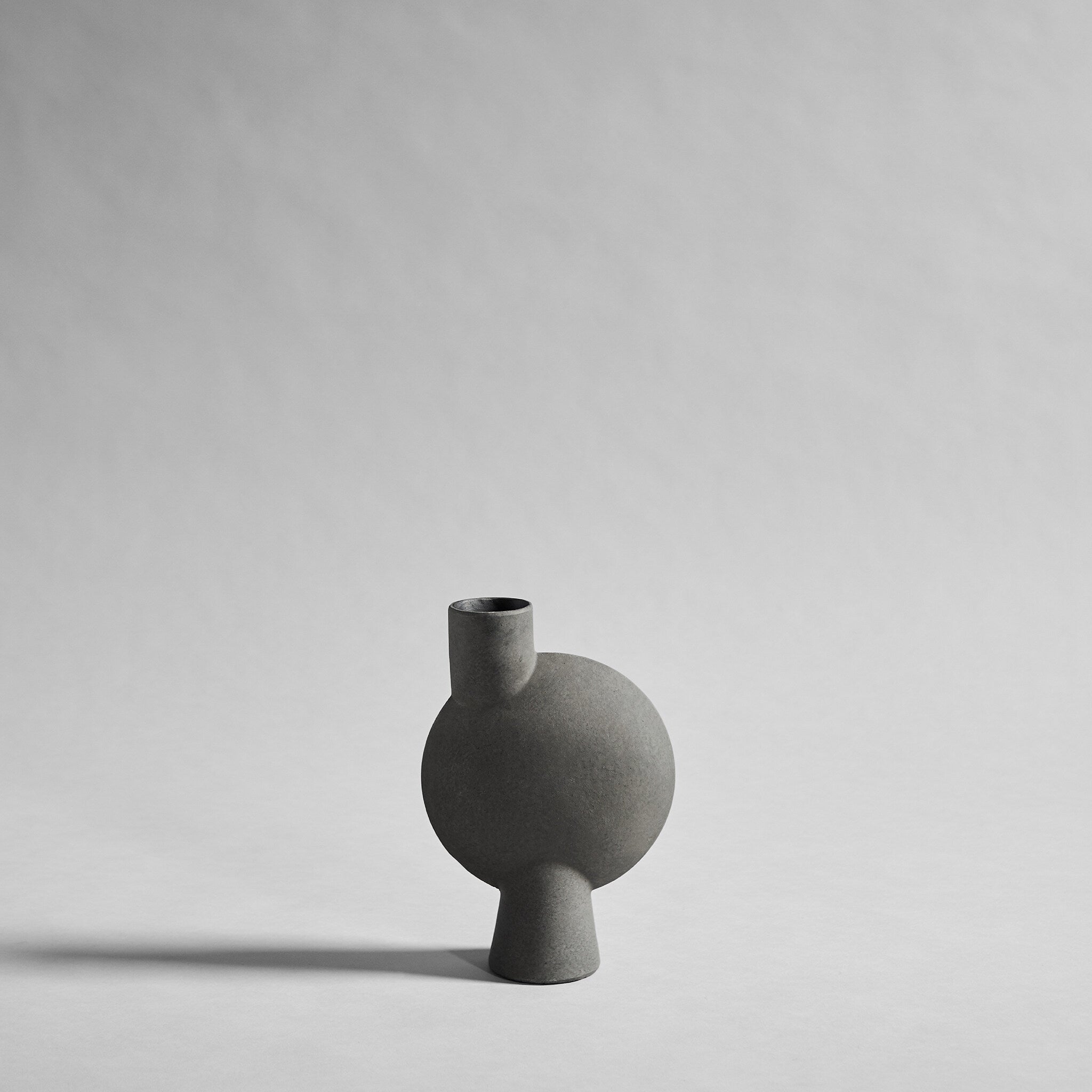 101-copenhagen-sphere-bubl-medio-vase-dunkelgrau image 1