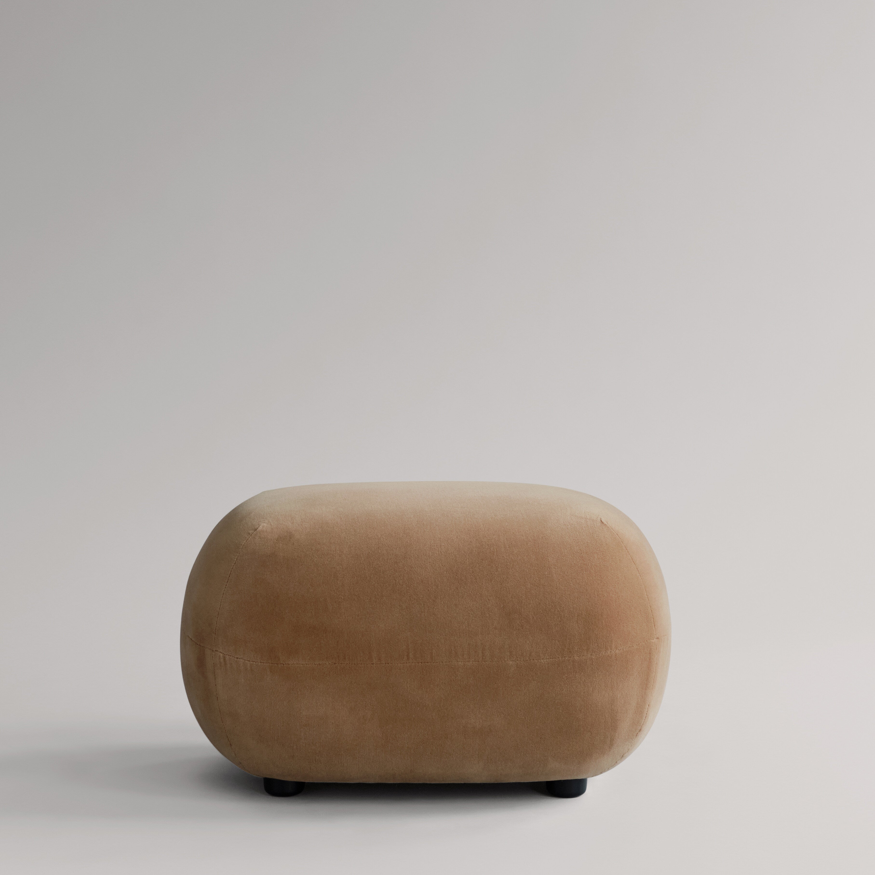 101-copenhagen-toe-ottoman-desert-woll-samt-hocker-beige image 1